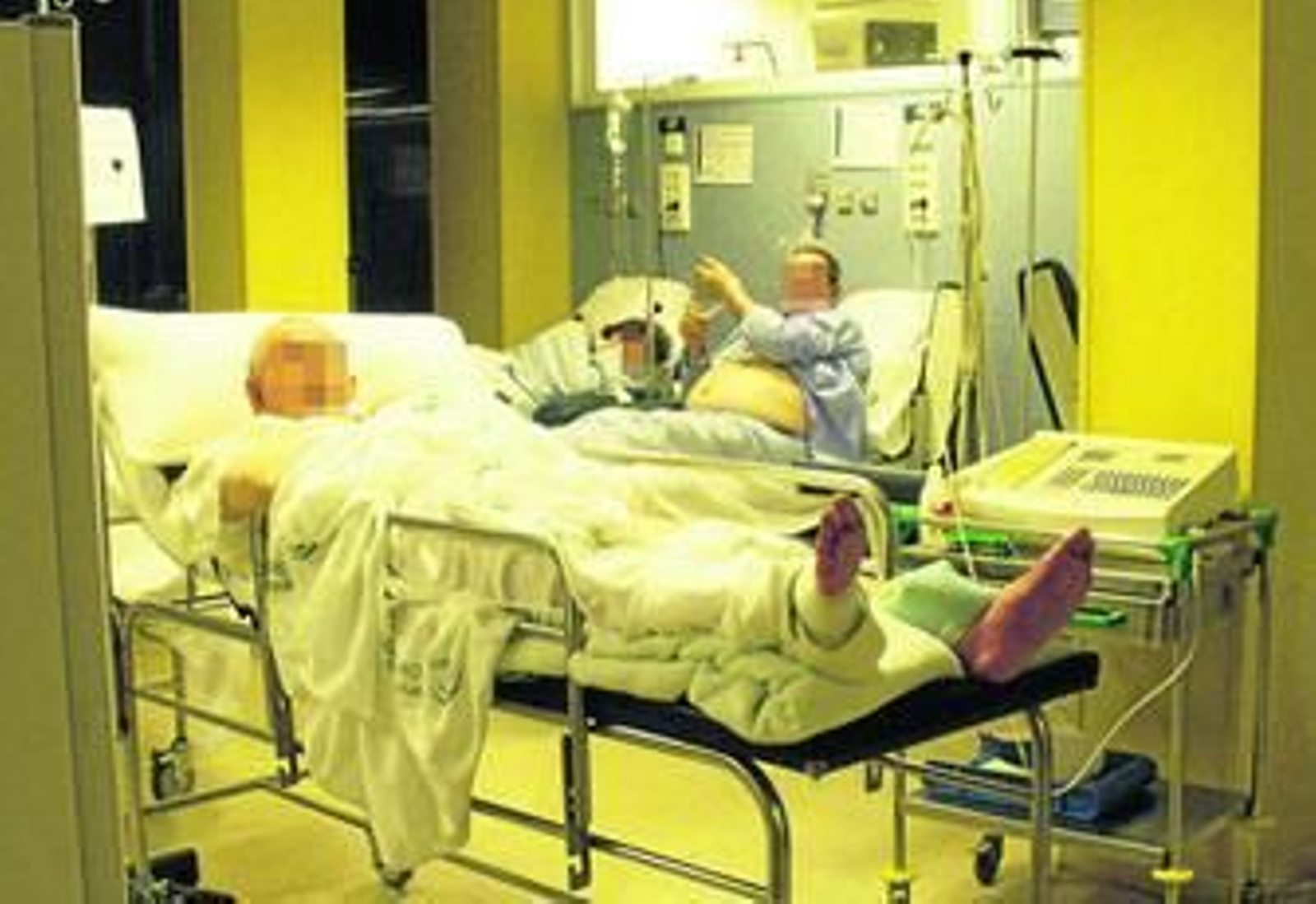 Pacientes esperando la hospitalización en camillas, en una sala de Urgencias del Valme.