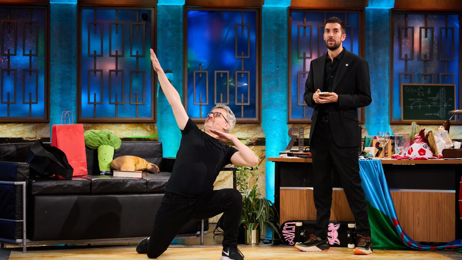 David Broncano ante el escritor Juan Gómez-Jurado días atrás en 'La Revuelta'