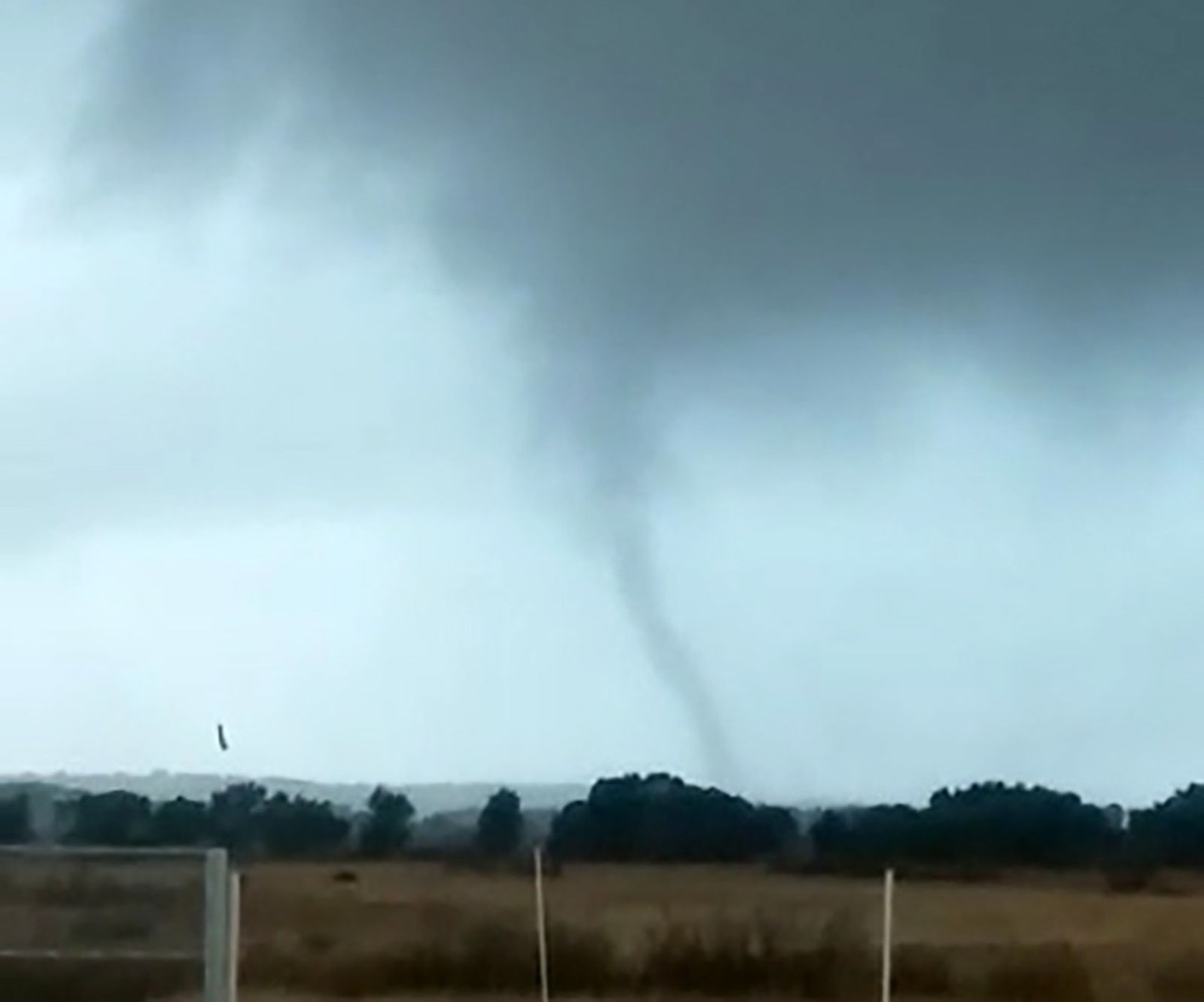 Imágenes de los destrozos provocados por un tornado en Villanueva de los Castillejos