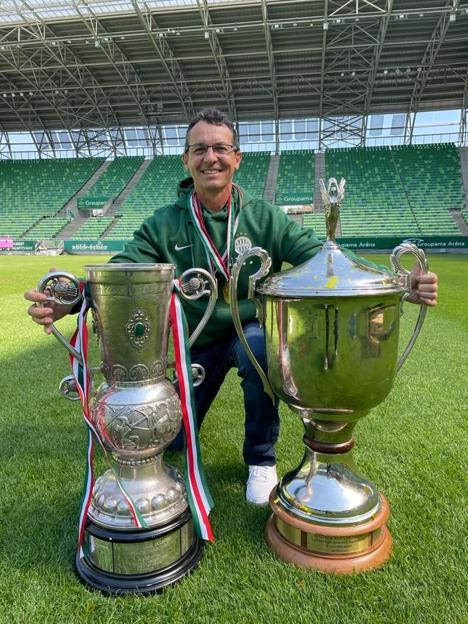 Paulino Granero posa con los dos títulos.