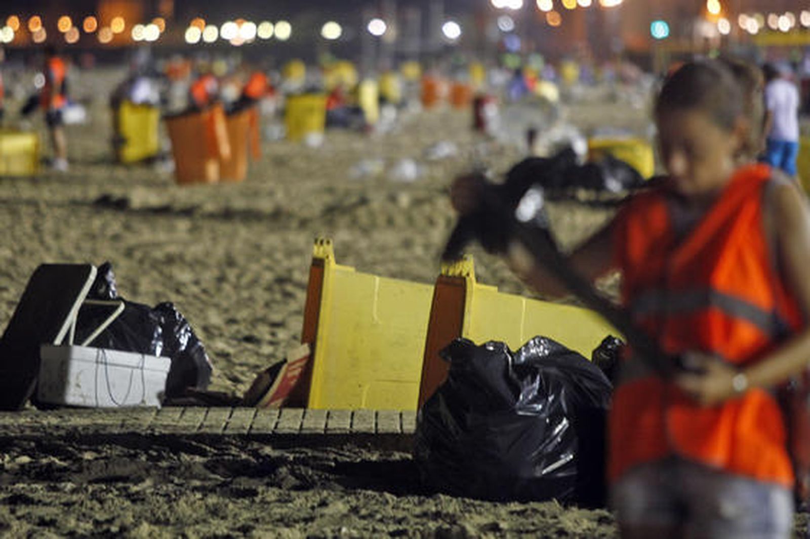 Los servicios de limpieza recogen 42 toneladas de residuos de la arena tras la noche de las barbacoas del Trofeo Carranza.

Foto: Jesus Marin