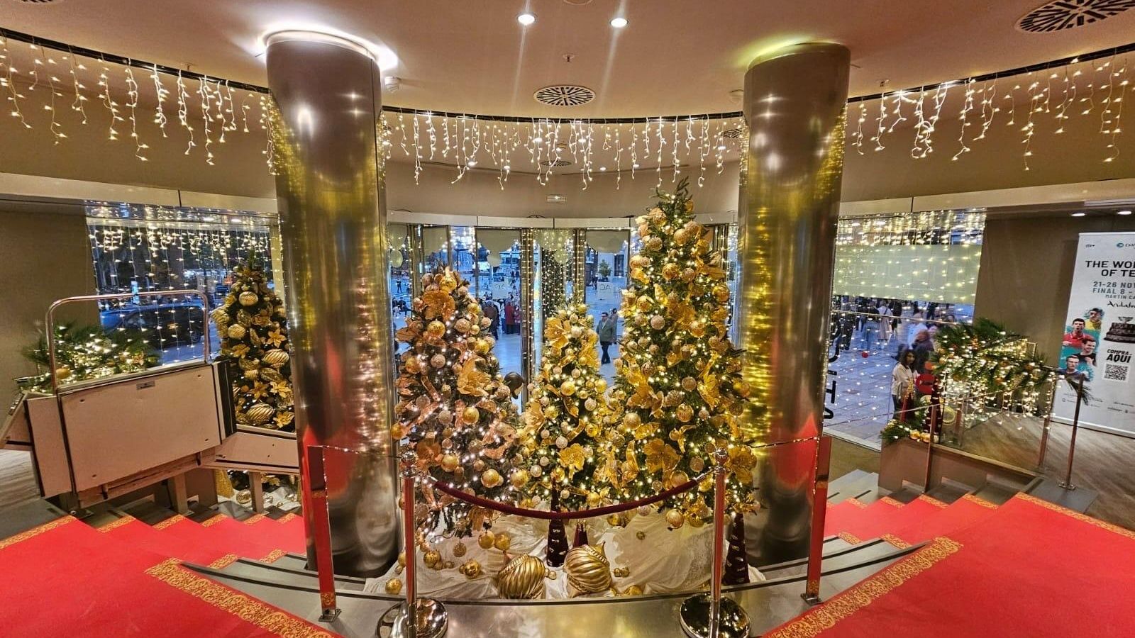 Los árboles de Navidad de la entrada del Hotel AC Málaga Palacio. Los árboles de Navidad de la entrada del Hotel AC Málaga Palacio.