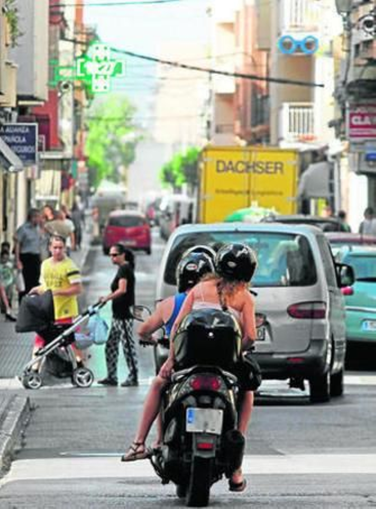 Calle Clavel de La Línea, donde se pagó un rescate por extorsión, ayer.