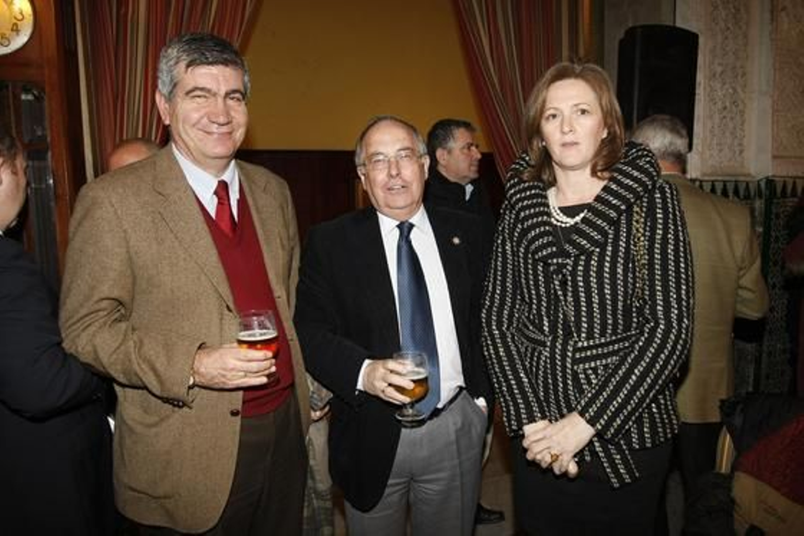 El catedrático universitario Manuel Bustos, el caballero hospitalario Jaime Rocha y Lucía Gutiérrez./Fotos:José Braza

Foto: Jose Braza