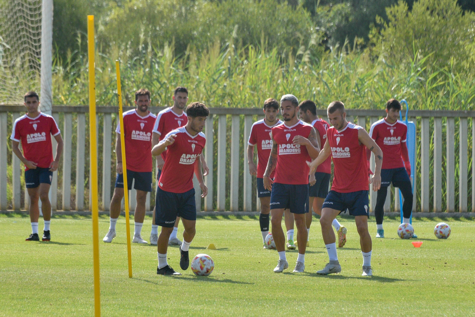 Pepe Mena, con el balón, ante Tomás y César.