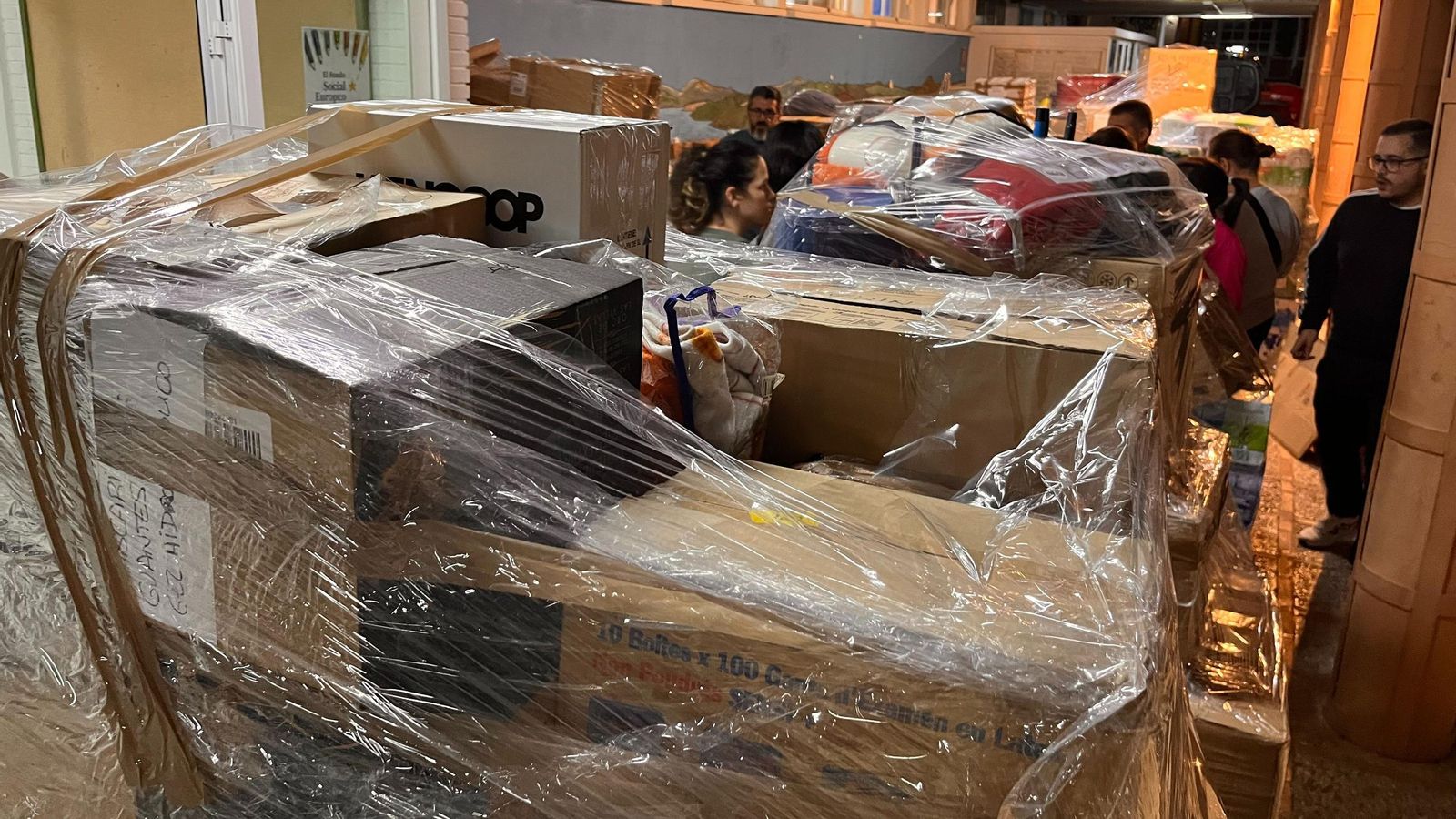 Empaquetado de comida y bebida.