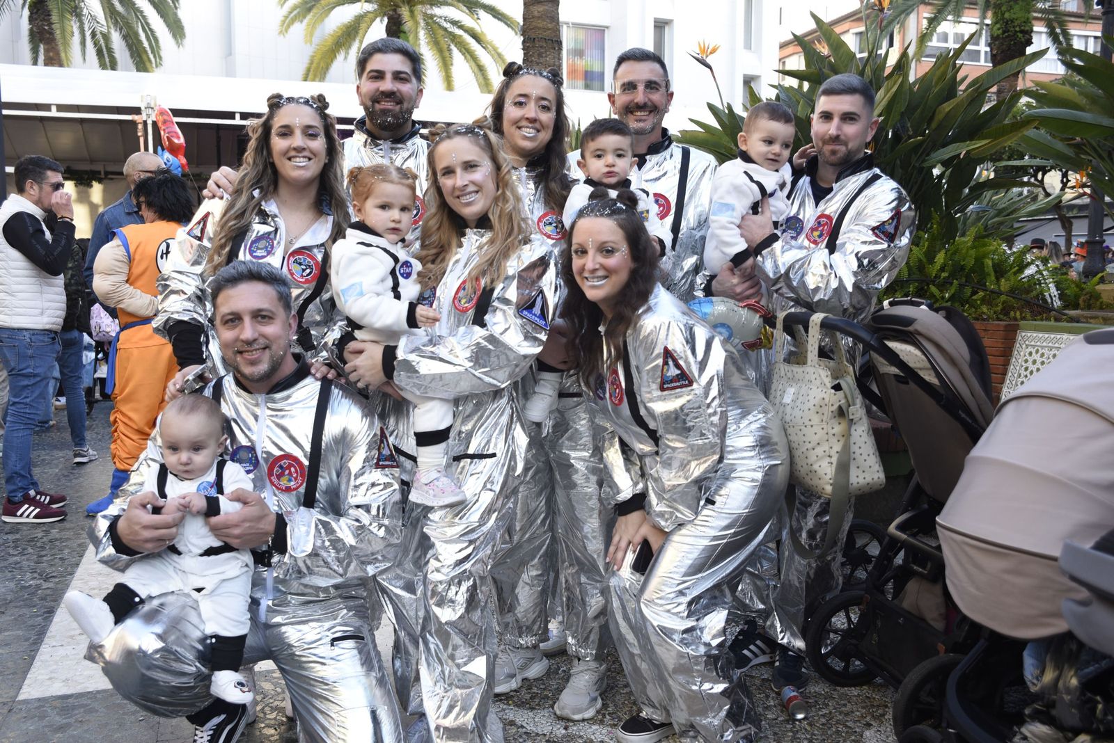 Búscate en las fotos de la fiesta en la calle del sábado en el Carnaval de la Concha Fina de La Línea
