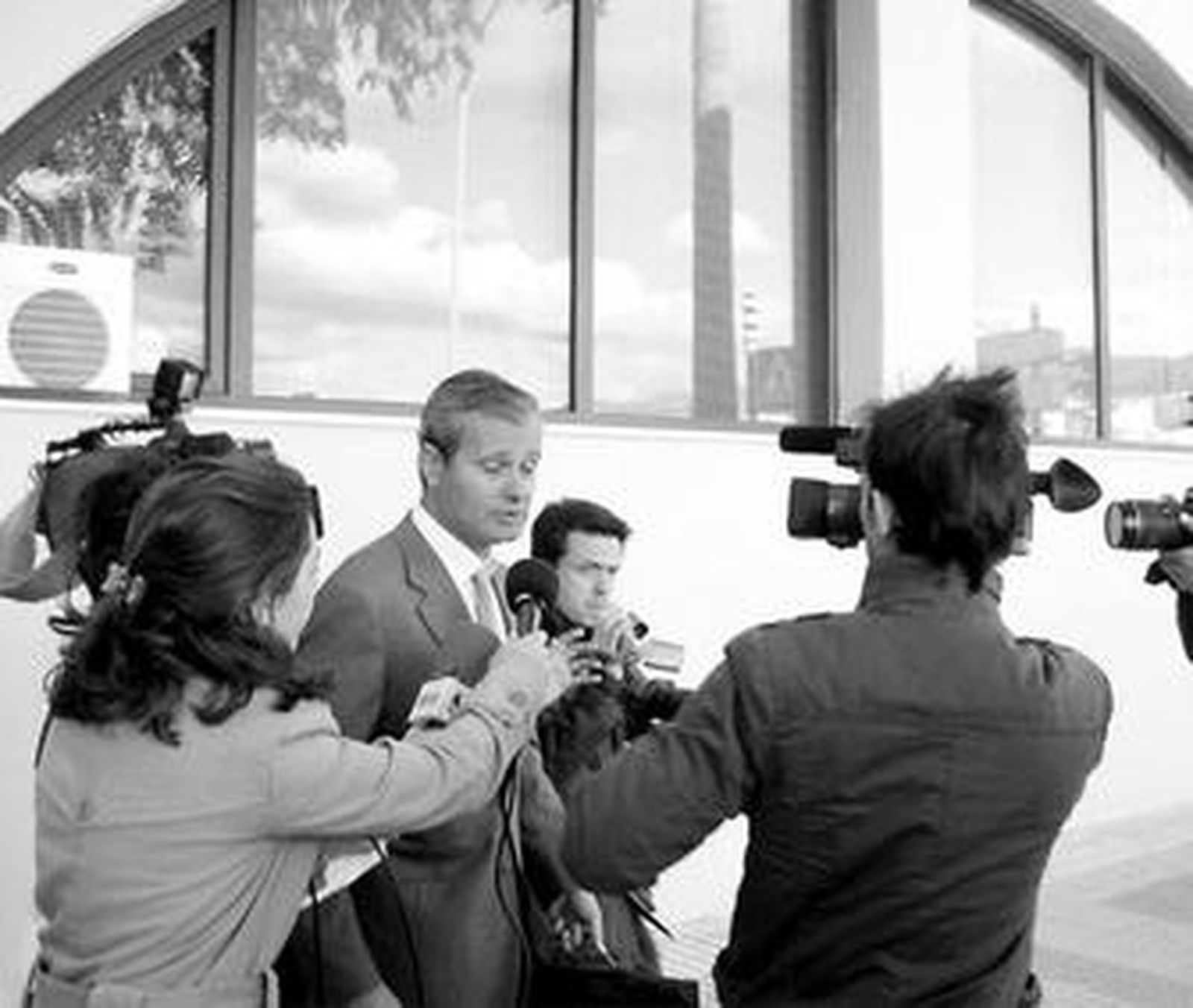 Javier Merino, ayer, rodeado por periodistas en la puerta de los juzgados de Estepona.
