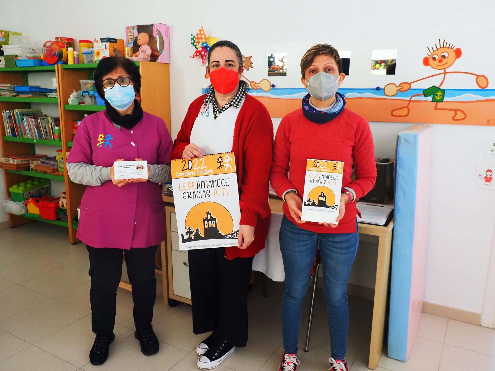 Algunas de las profesionales de Aspandle muestran elementos de sus campañas solidarias