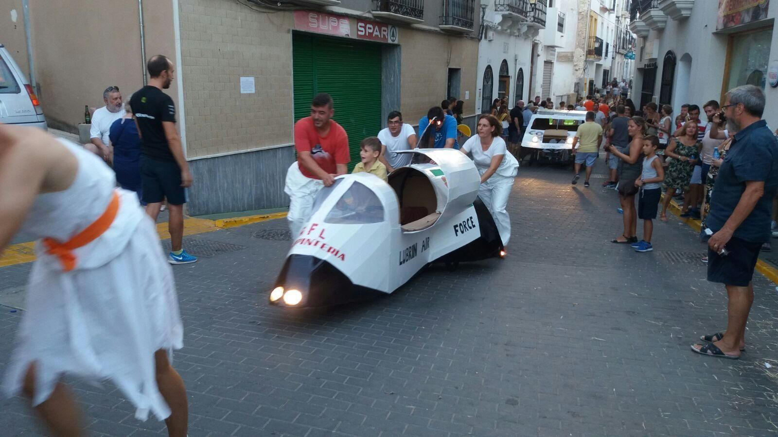 Los autos locos conducen la fiesta