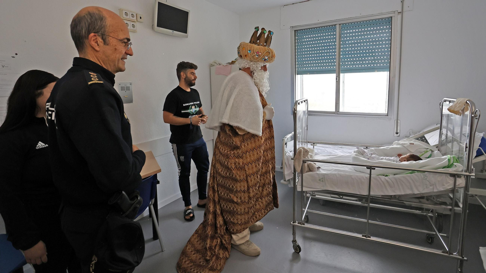 La Policía Nacional realiza su tradicional entrega de regalos en el Hospital de Jerez
