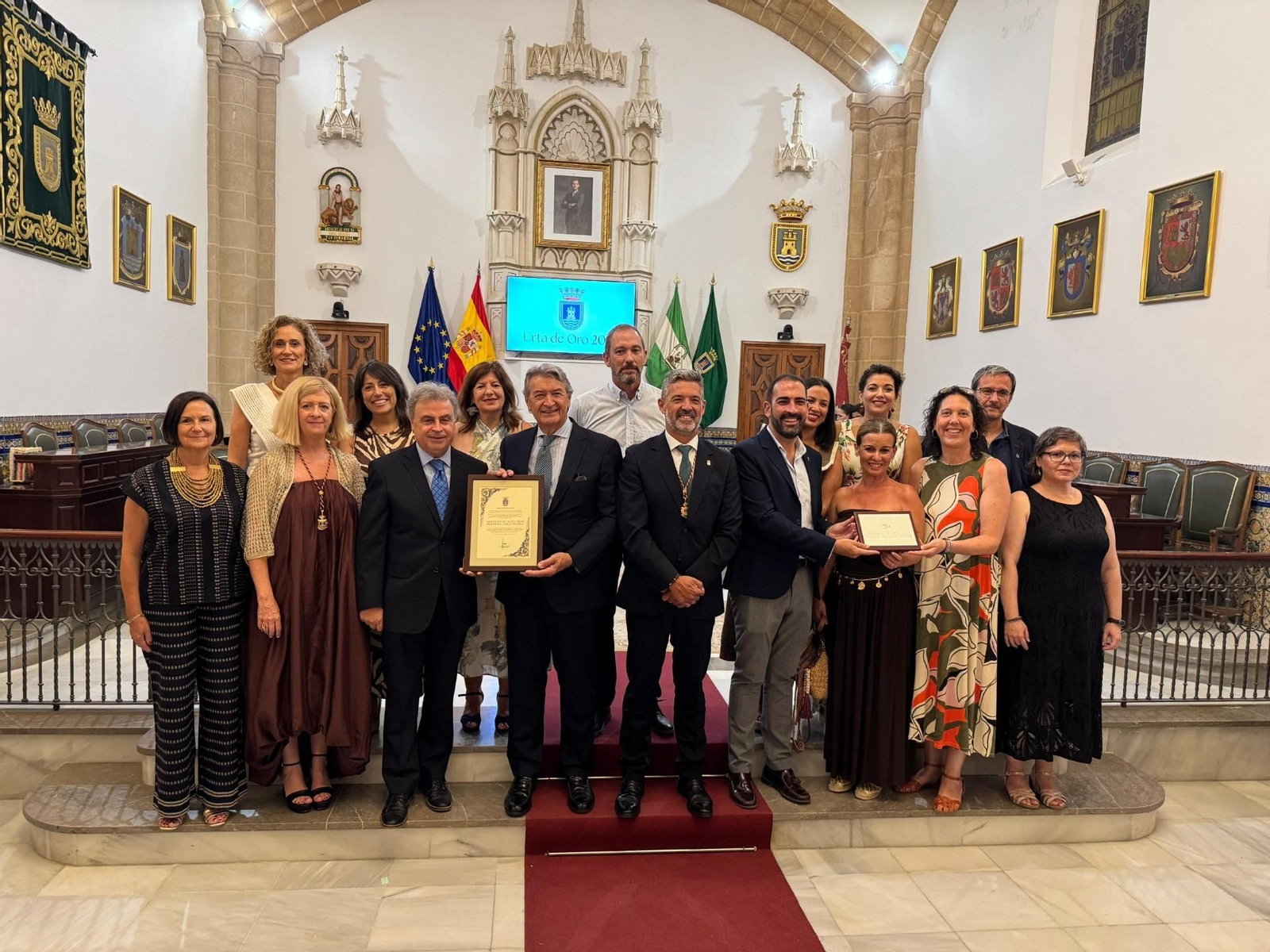 Imagen de la entrega del premio Urta de Oro 2025 a la Ruta del Vino y el Brandy del Marco de Jerez en reconocimiento a su labor de promoción de Rota Imagen de la entrega del premio Urta de Oro 2025 a la Ruta del Vino y el Brandy del Marco de Jerez en reconocimiento a su labor de promoción de Rota
