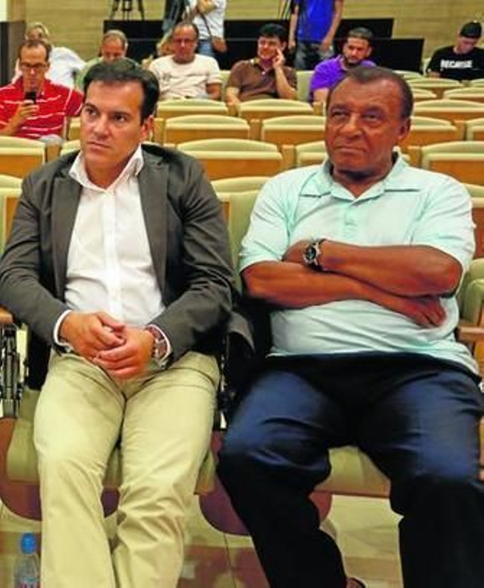 Vicente Casado, con Abdullah Ben Barek en una rueda de prensa en La Rosaleda.