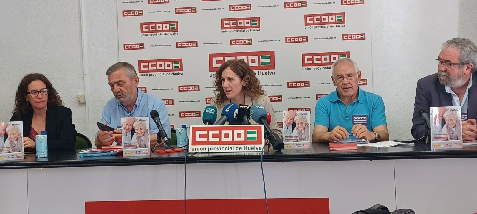 Nuria López, secretaria general de CCOO (centro), en Huelva.
