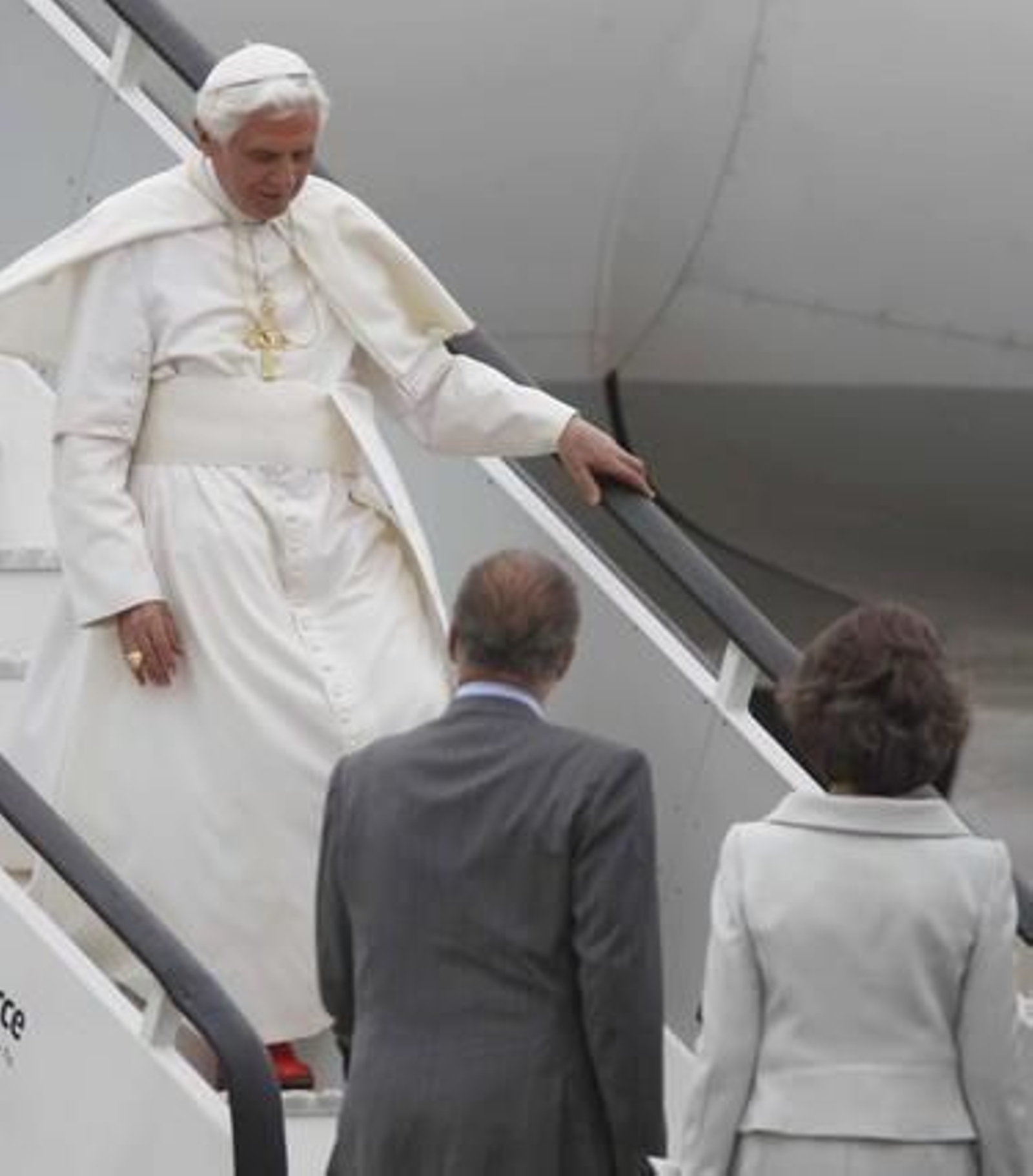 Los Reyes reciben al Papa Benedicto XVI a su llegada al aeropuerto de Barajas.  Foto: efe