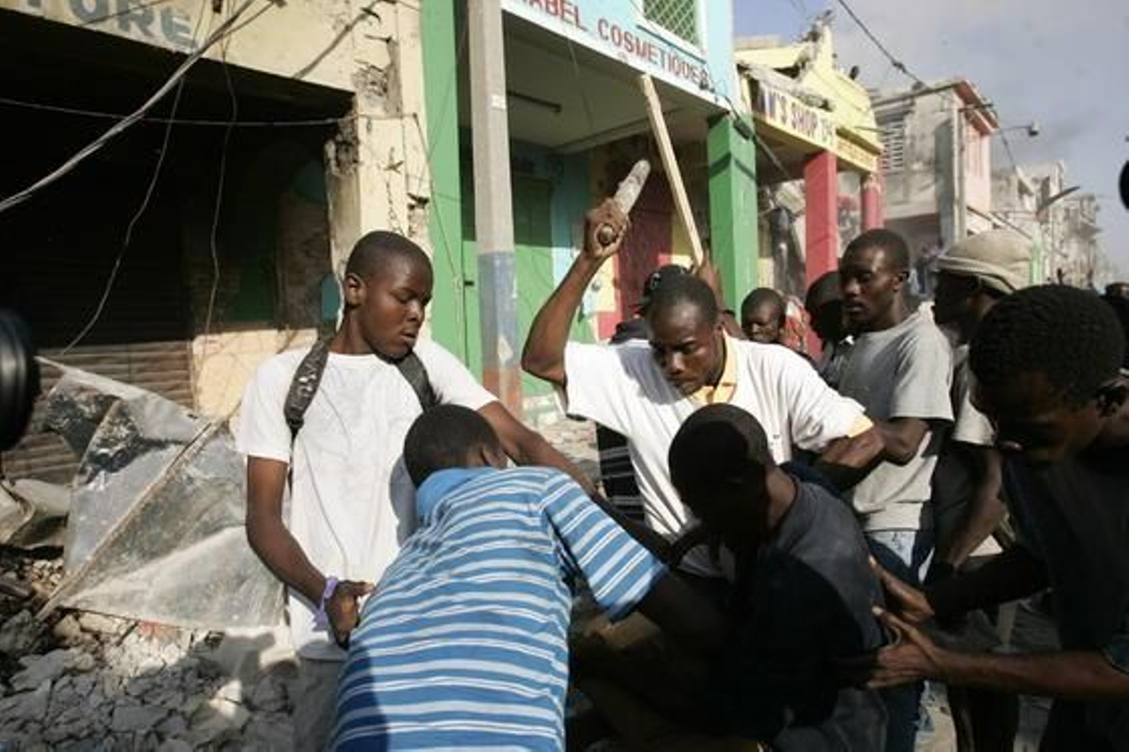 La comunidad internacional se vuelca en la ayuda hacia la población haitiana. / Reportaje Gráfico: EFE