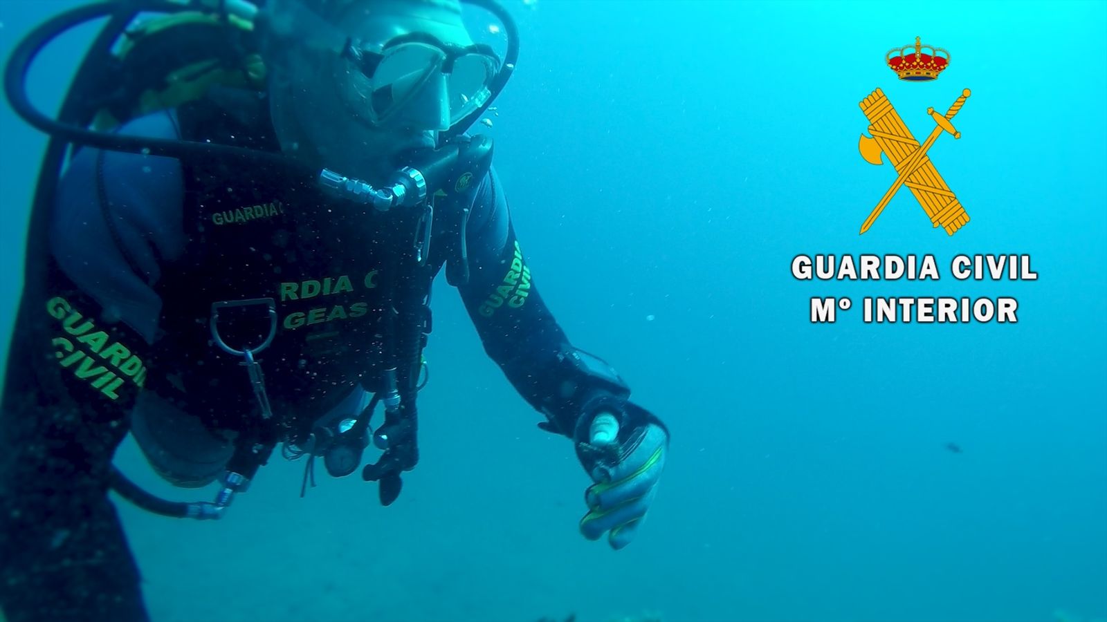 Retirada de una red sumergida en Vela Blanca