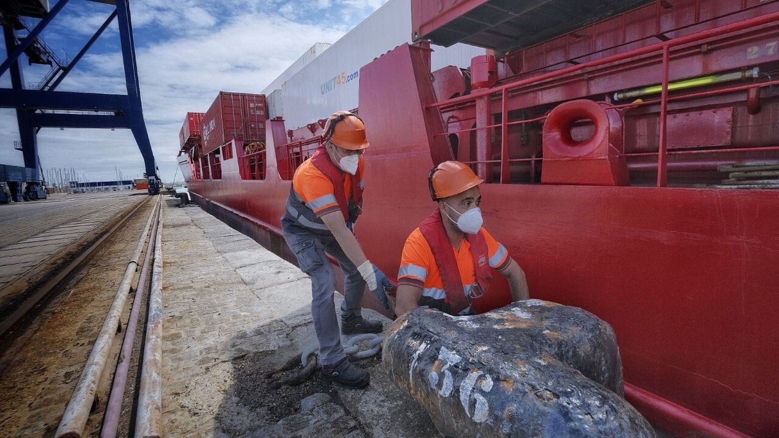 Imagen de esta misma mañana de operarios del puerto de Cádiz a la llegada de un portacontenedores