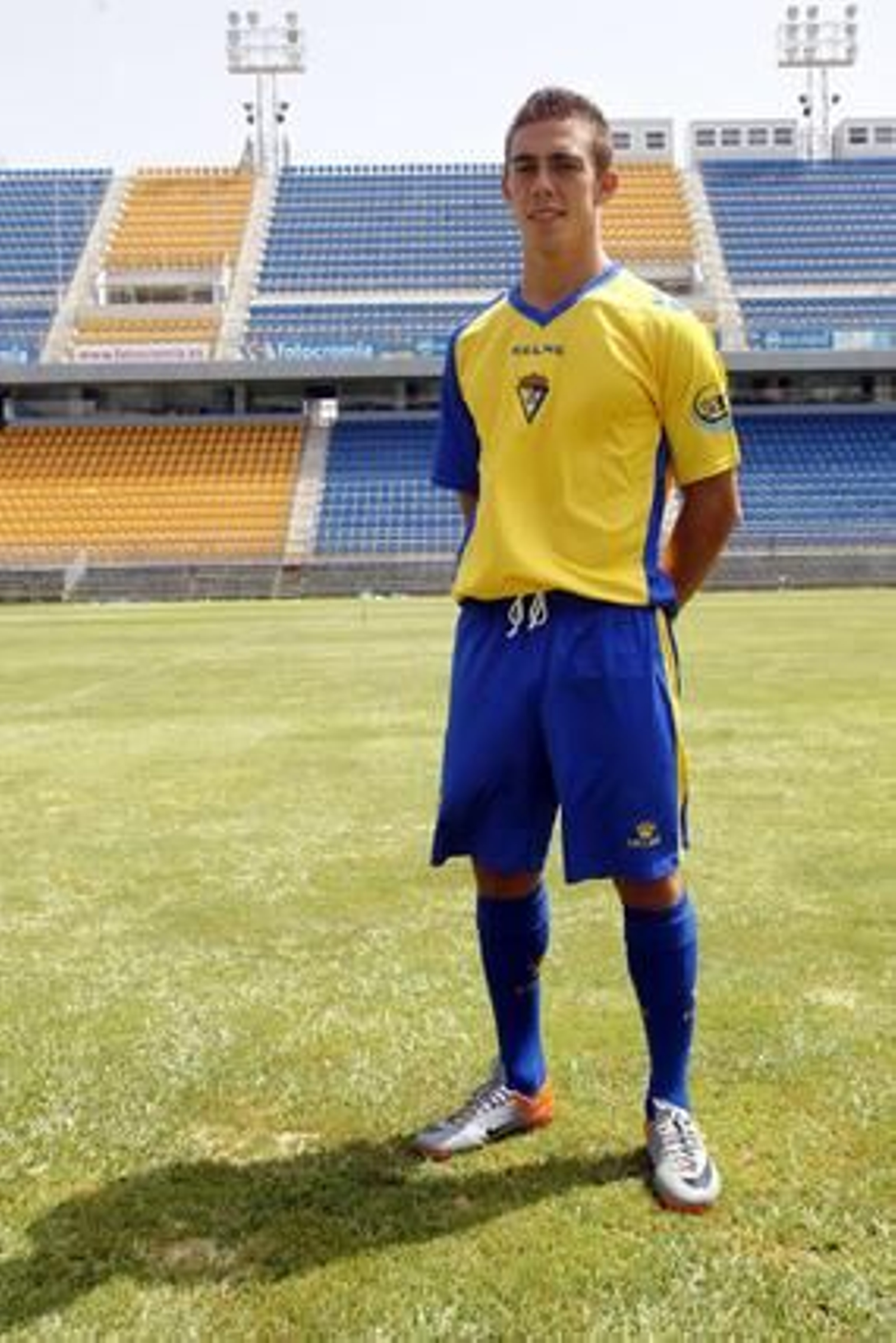 Como novedad, incorpora un diseño asimétrico que tiñe de azul la manga derecha. 

Foto: Jesus Marin