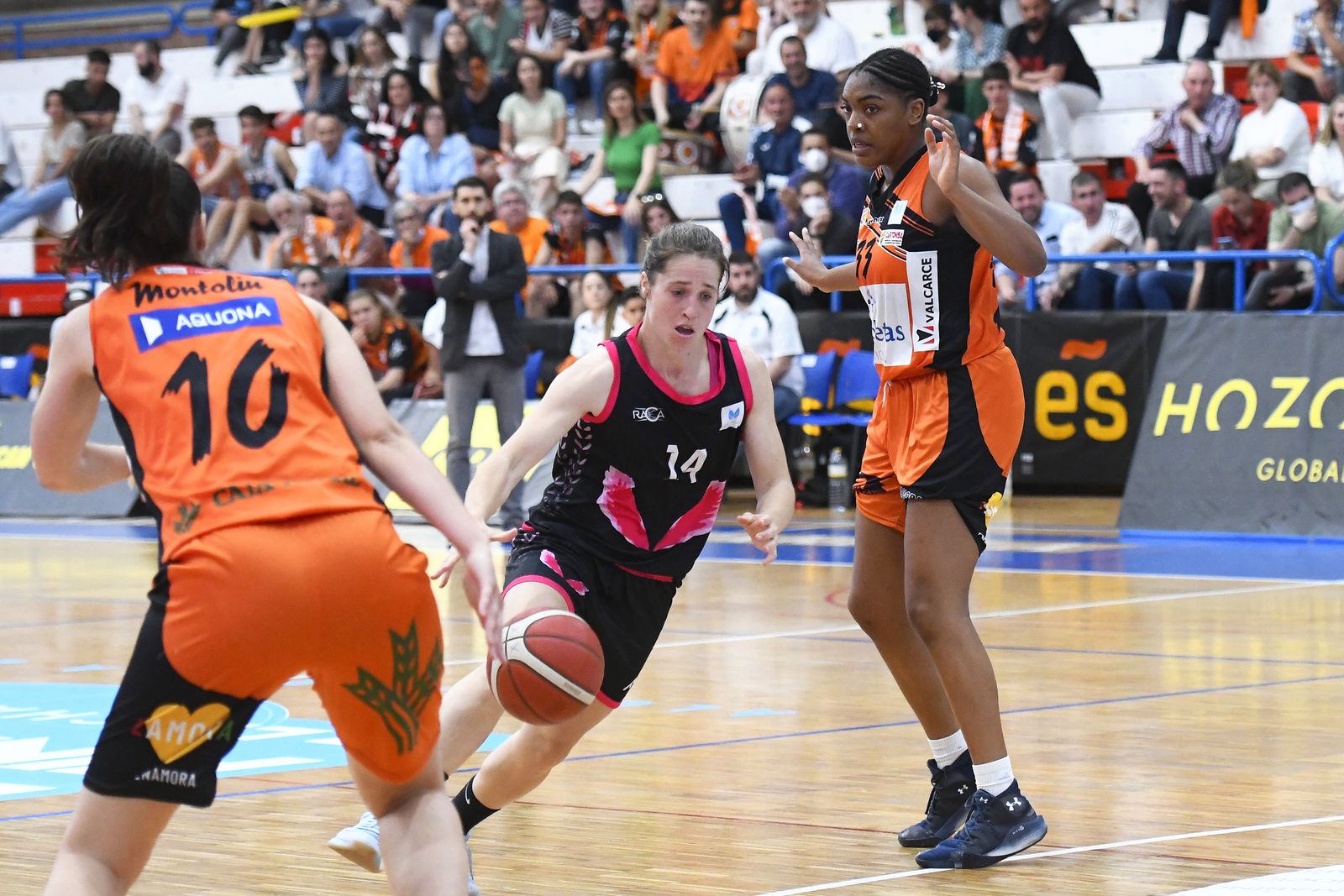 Patricia Benet trata de penetrar en el duelo en Alcantarilla.