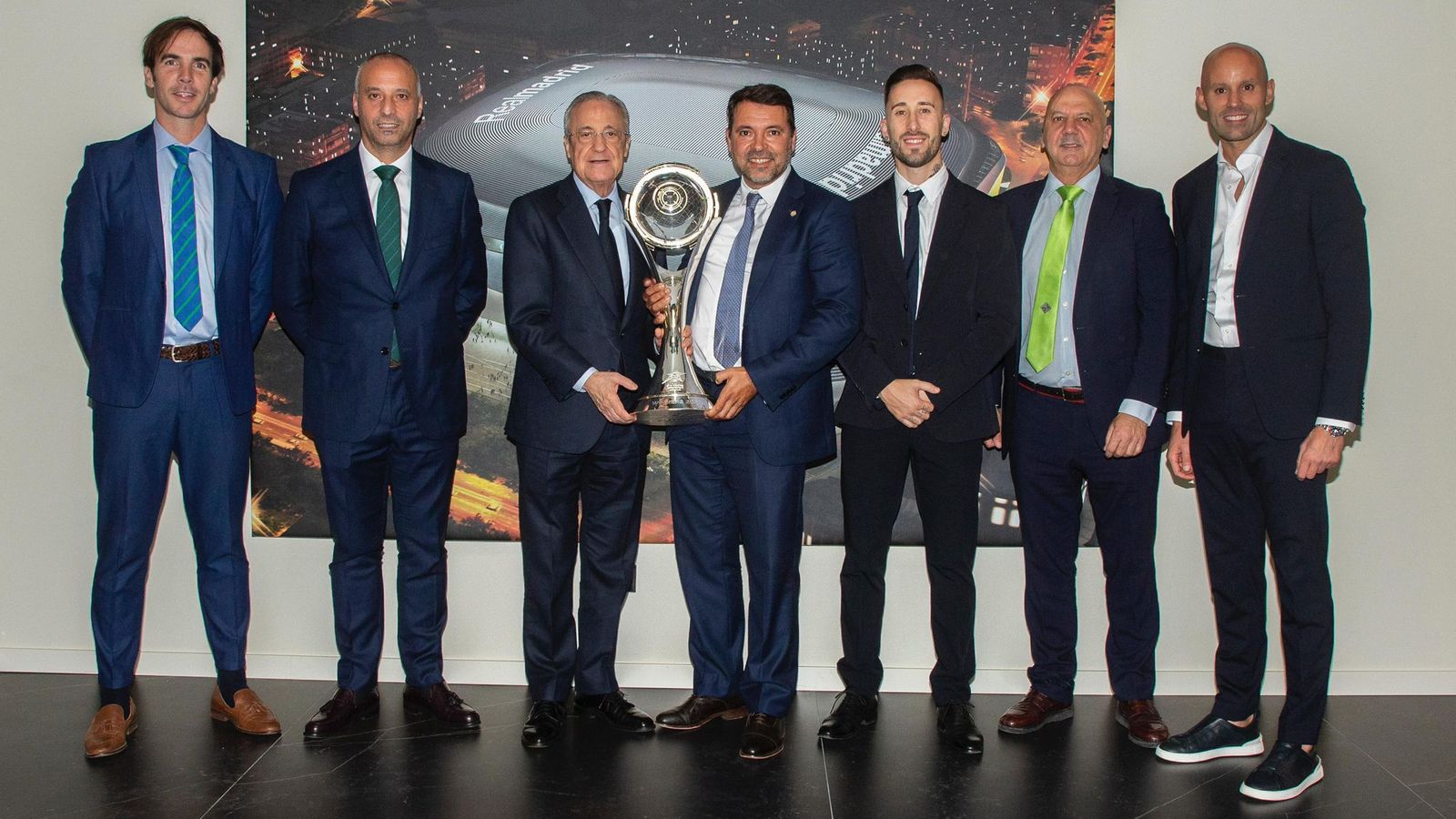 La representación del Palma Futsal, junto a Florentino Pérez con su segunda Champions.