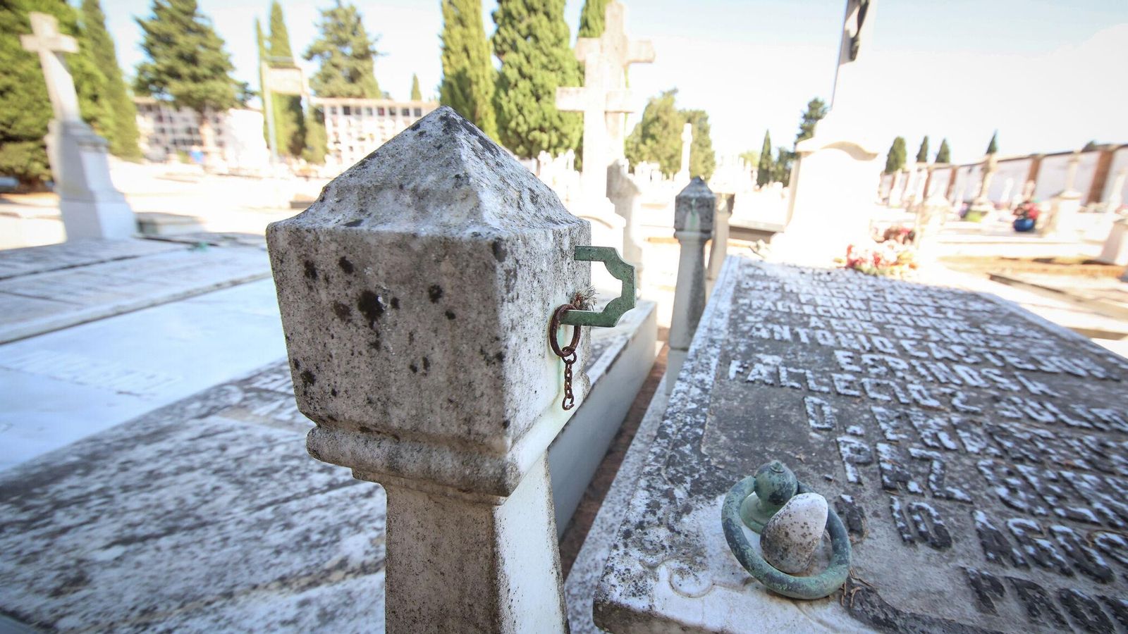 Uno de los postes de un panteón, en el que también falta la cadena.