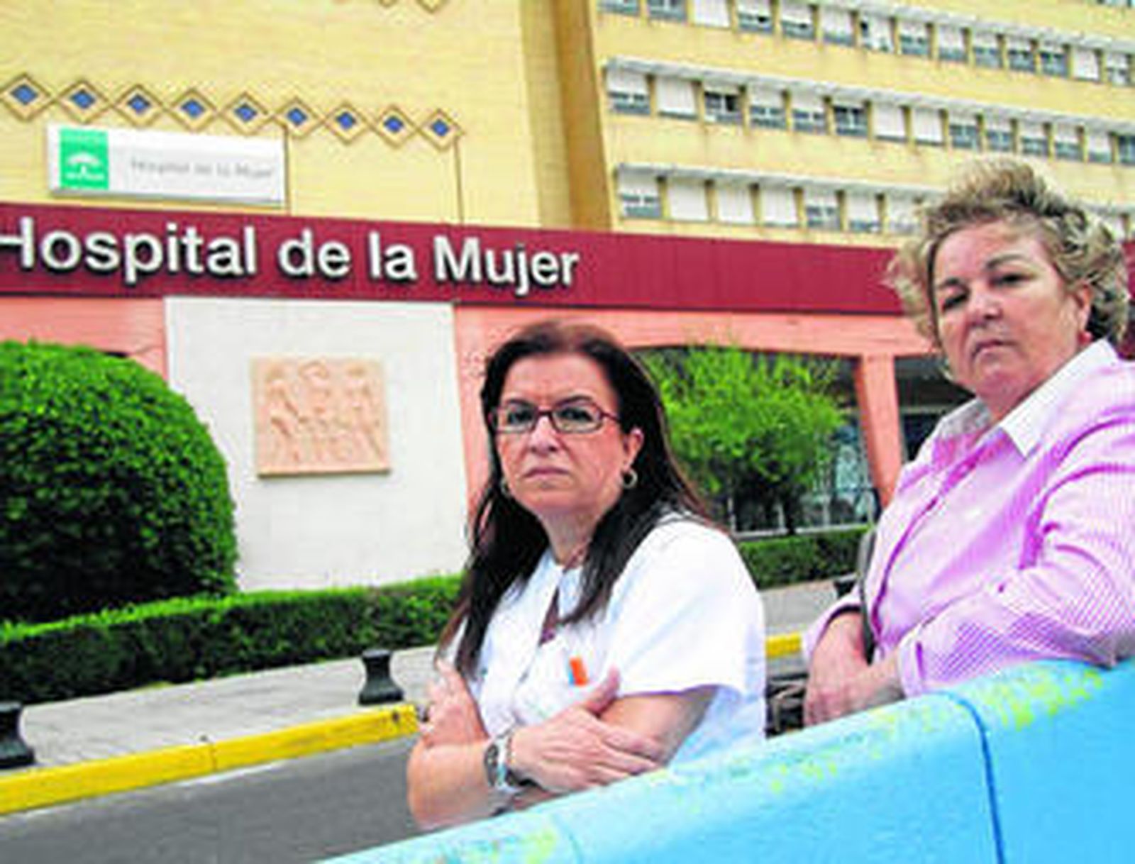 Las enfermeras Lourdes Martínez y Dolores Montejo, ayer en e Hospital Maternal.