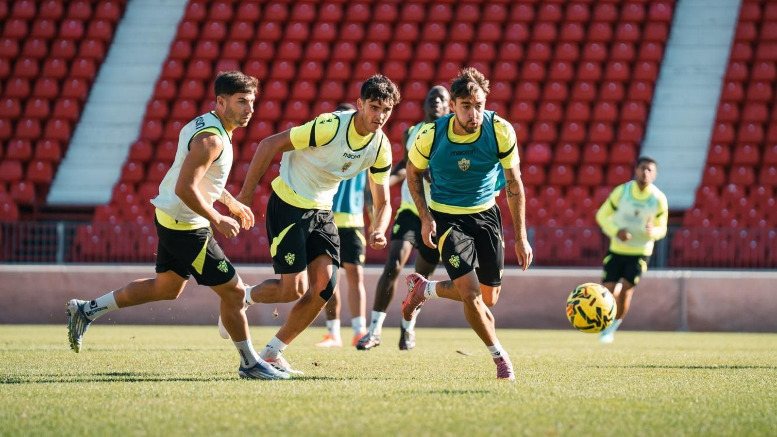 André Horta conduce el esférico con Selvi Clua y Adrián Embarba en el equipo contrario.