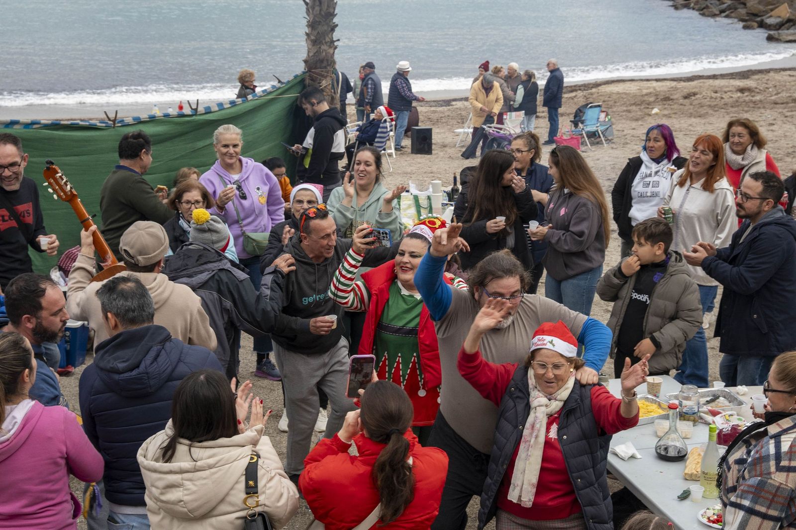 Las moragas reúnen a miles de personas en Roquetas para celebrar el final de año