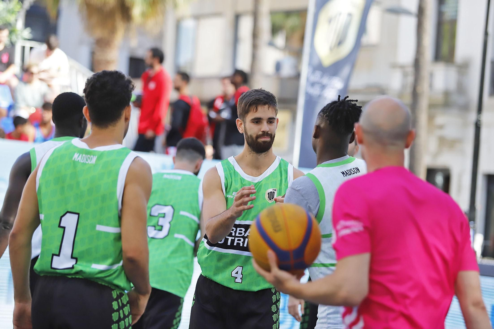 Imágenes del circuito Herbalife 3x3 de baloncesto en la Plaza de Las Monjas de Huelva