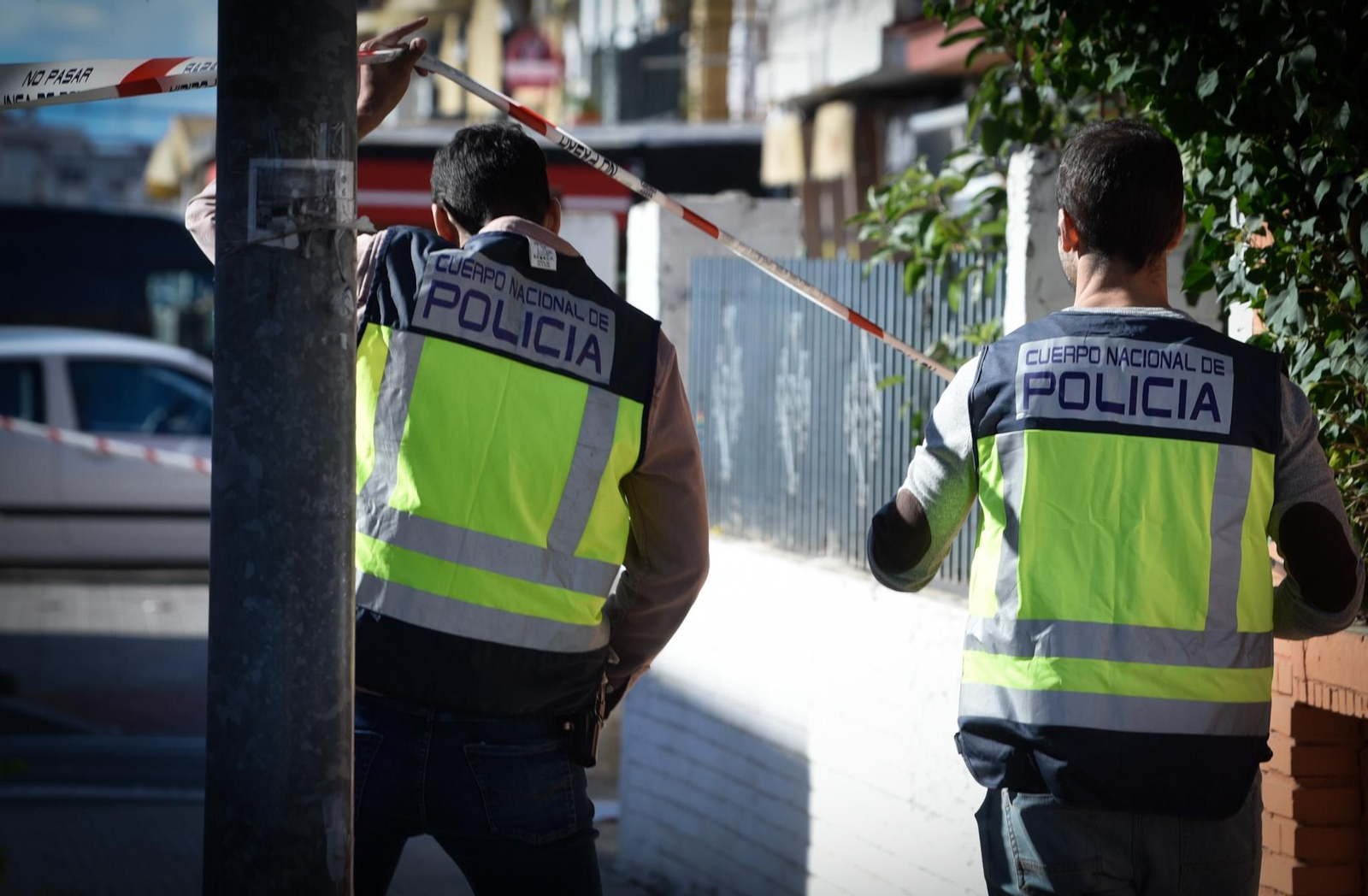 Dos policías, en la calle Torrelaguna tras el tiroteo del Tapón.