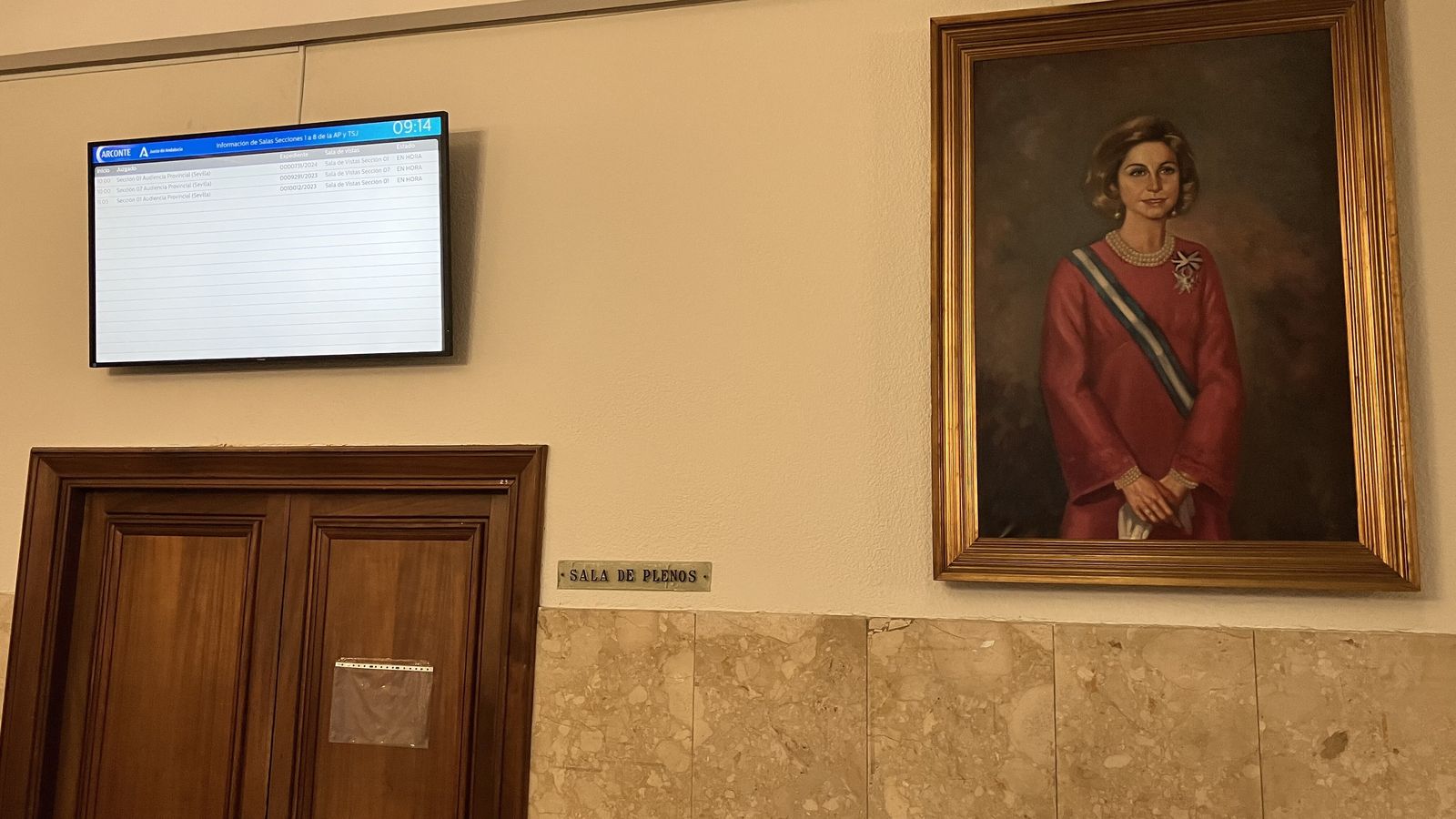 Los nuevos paneles comparten pared con otros elementos de gran antigüedad, como este retrato de una joven reina Sofía en la segunda planta.