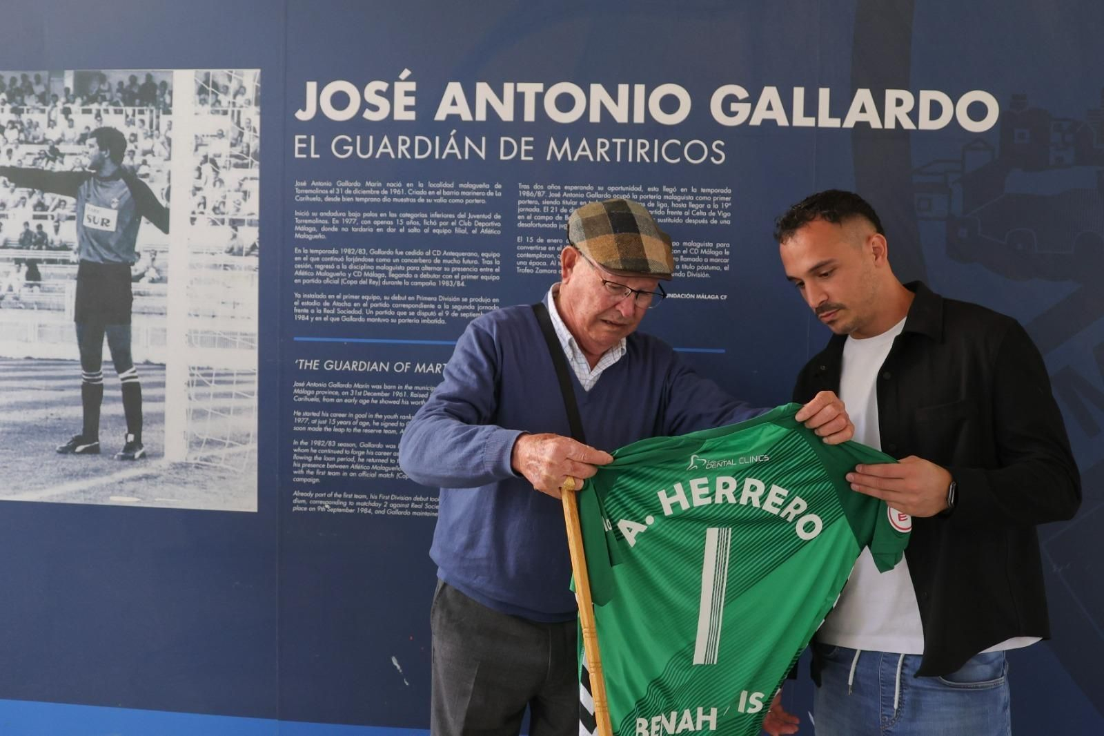 La entrega de la camiseta a la familia Gallardo por parte de Alfonso Herrero La entrega de la camiseta a la familia Gallardo por parte de Alfonso Herrero