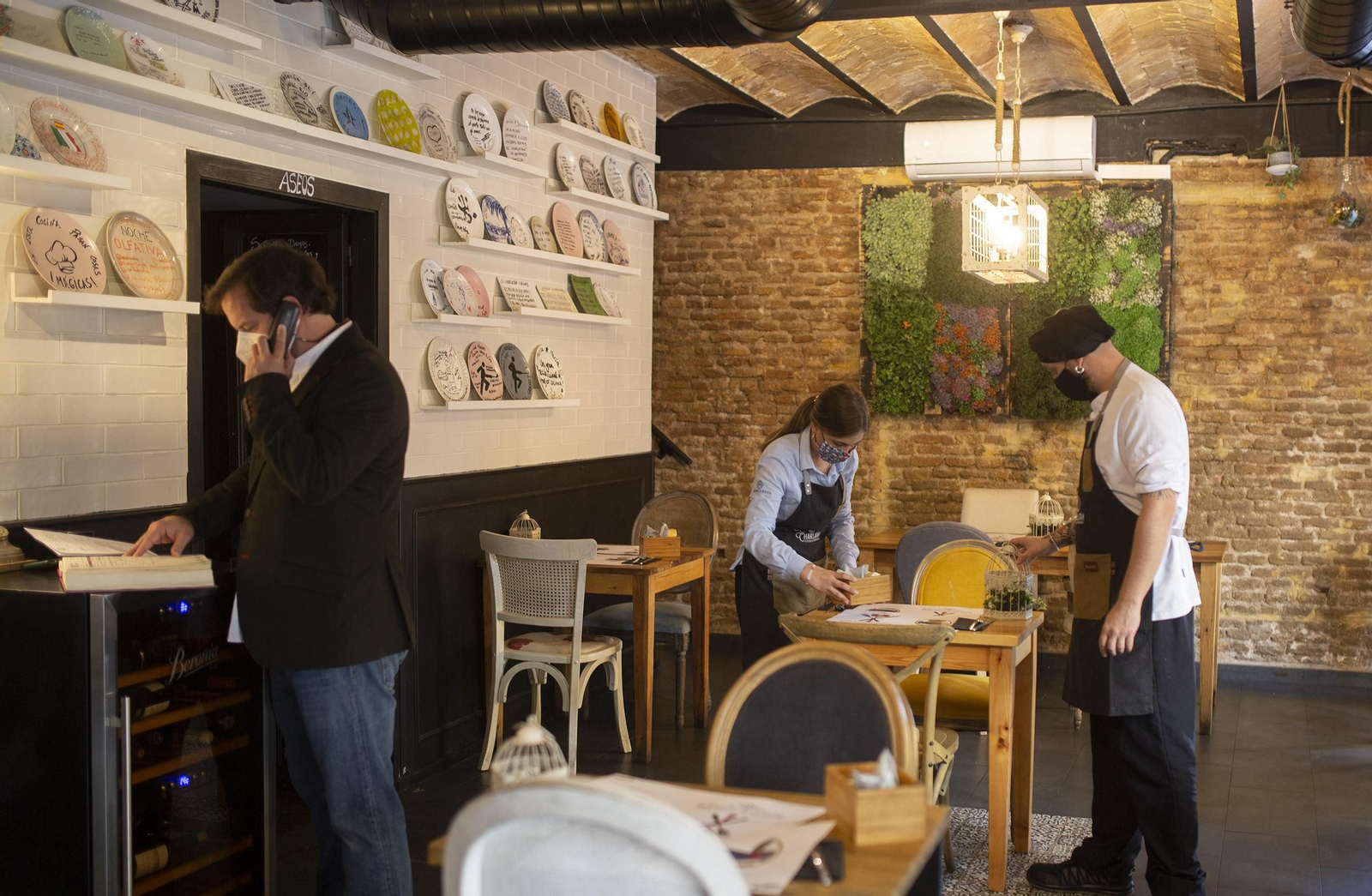 Los trabajadores del restaurante Charlatán preparando el local para la iniciativa solidaria.