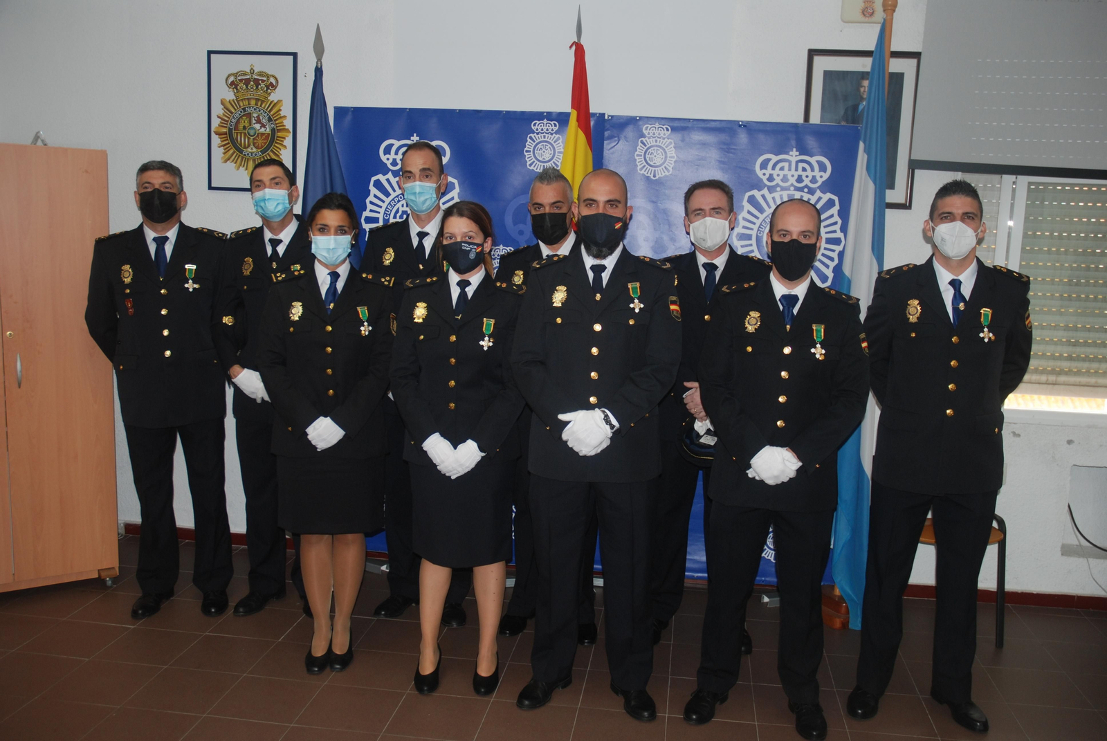 Los once agentes de la Comisaría de La Línea condecorados.