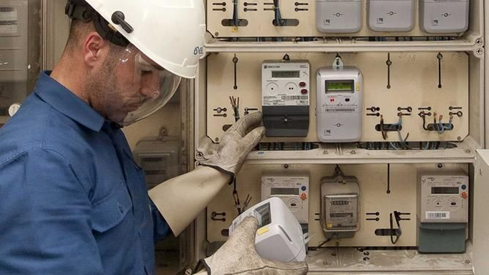 Un operario revisa contadores eléctricos.