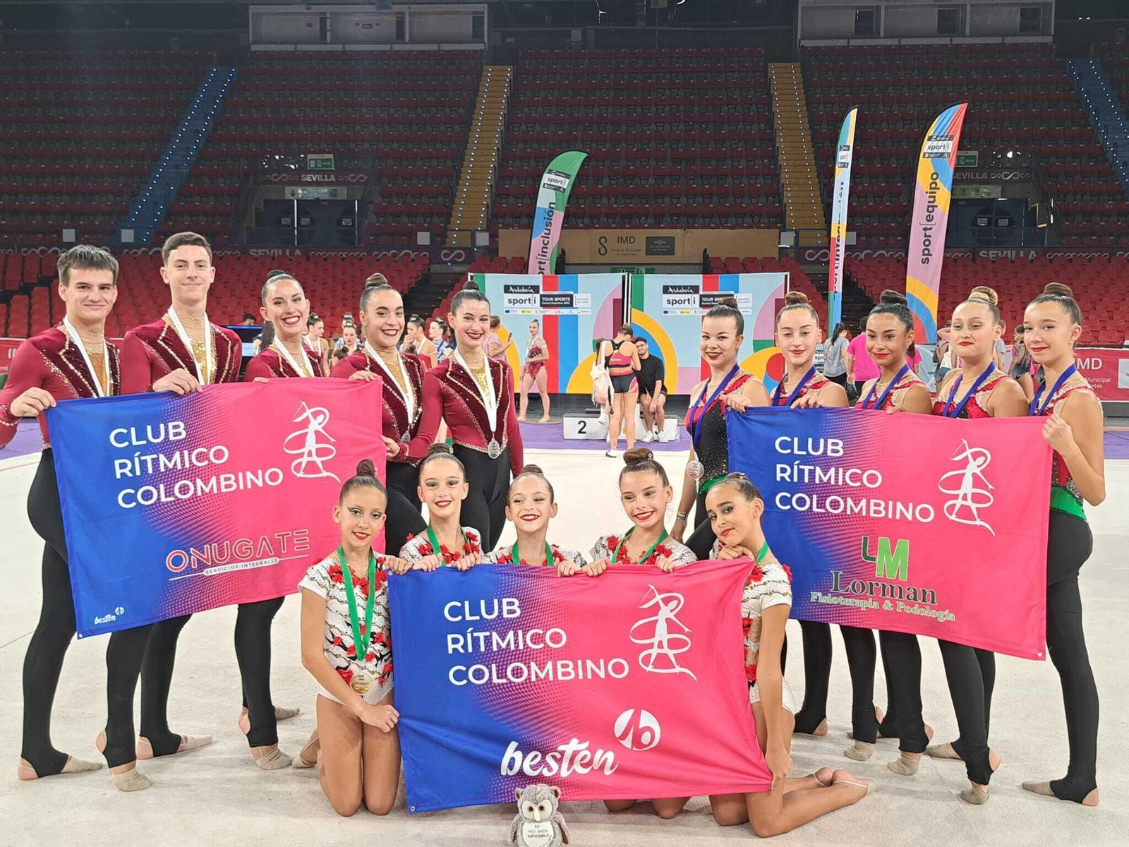 Gimnastas del Rítmico Colombino.