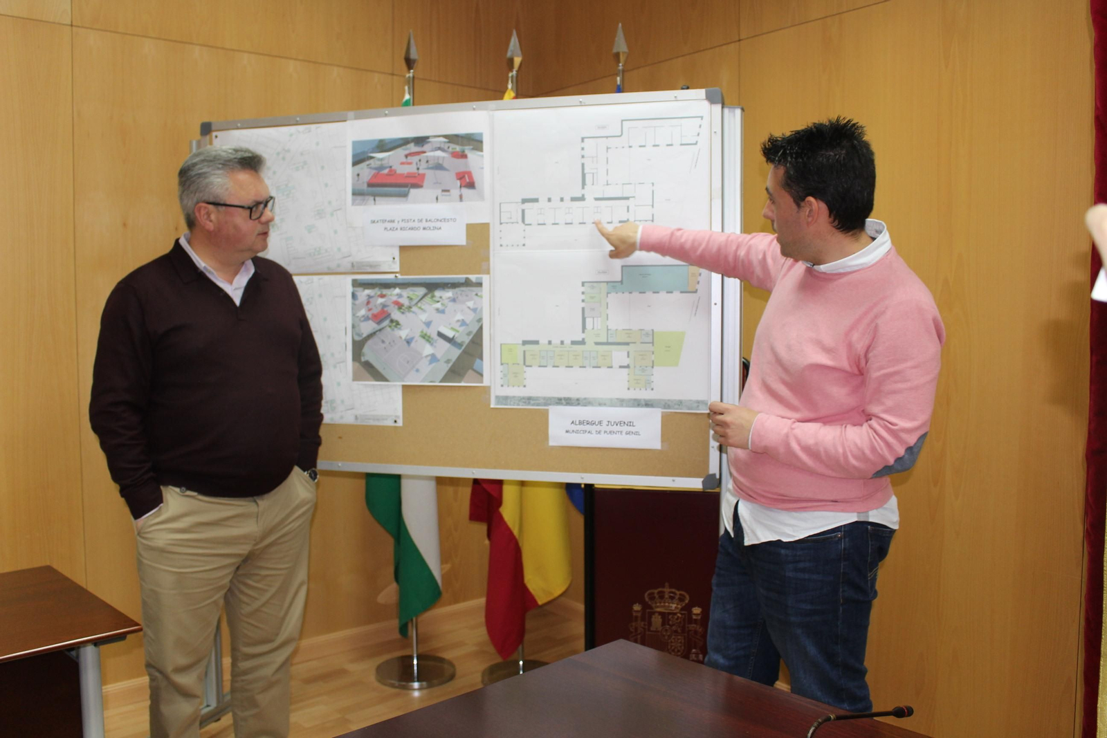 Esteban Morales y José Antonio Gómez explican la intervención.