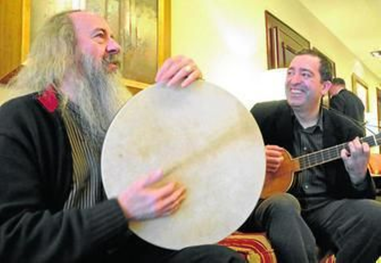 Pedro Estevan y Xavier Díaz-Latorre, fotografiados ayer, en Sevilla, horas antes de su concierto.