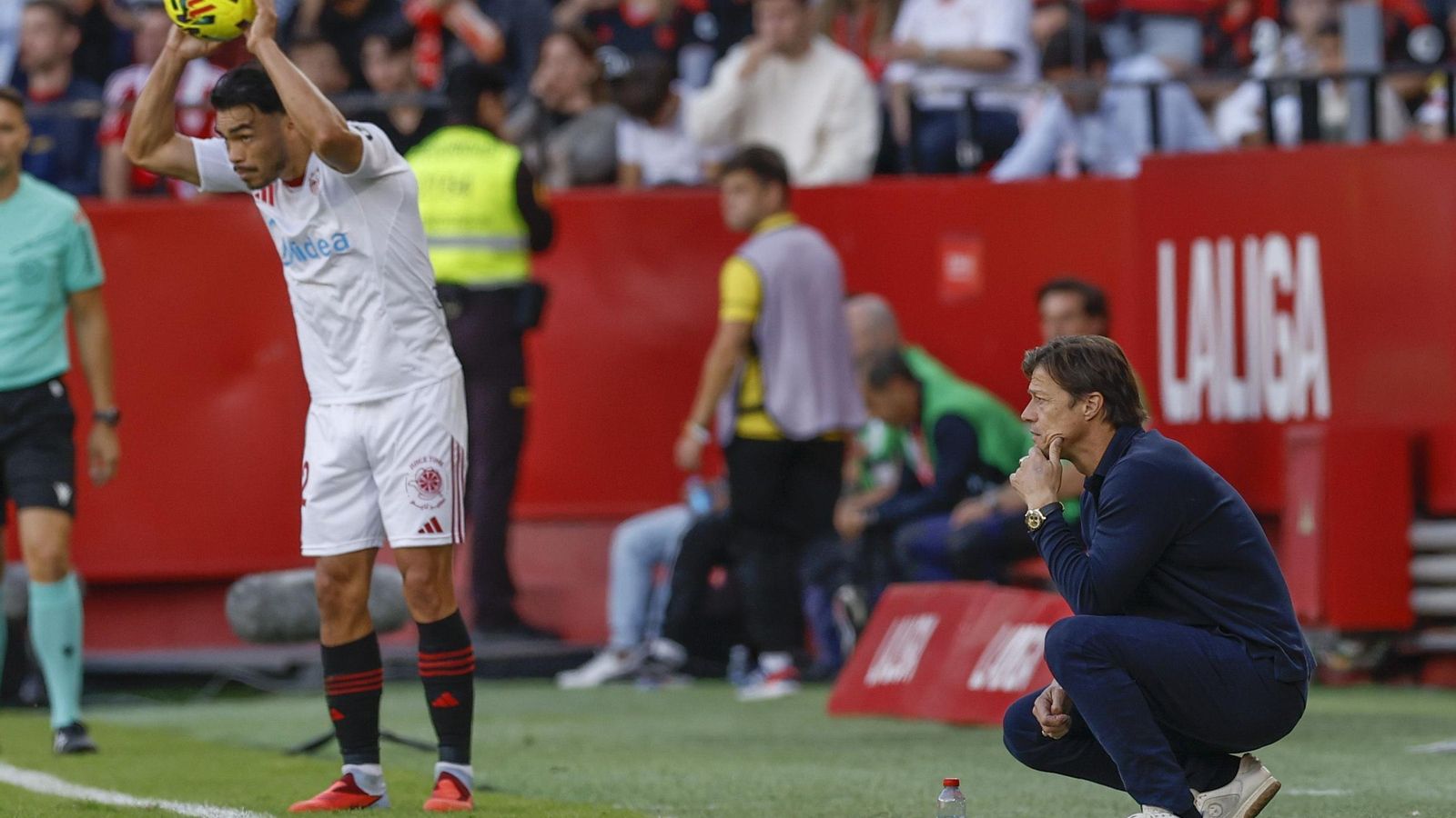 Matías Almeyda observa el juego mientras Suazo saca de banda.
