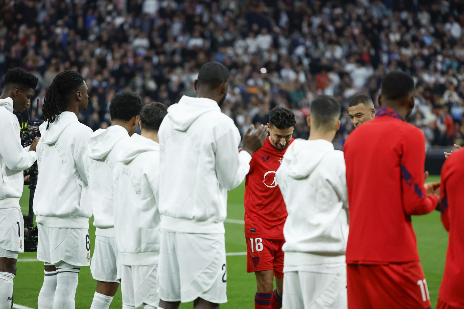 Jesús Navas ingresa en el Bernabéu para jugar su último partido como profesional.