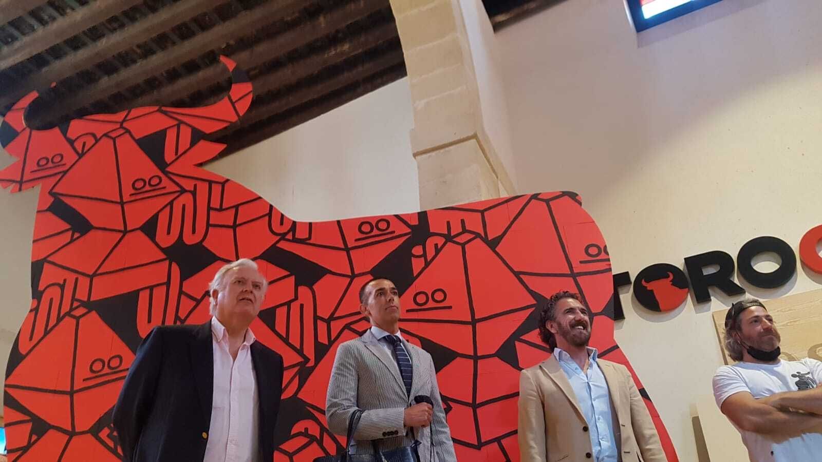 Los responsables de la Fundación Osborne, Colección SOLO y Ayuntamiento, junto al artista gráfico.