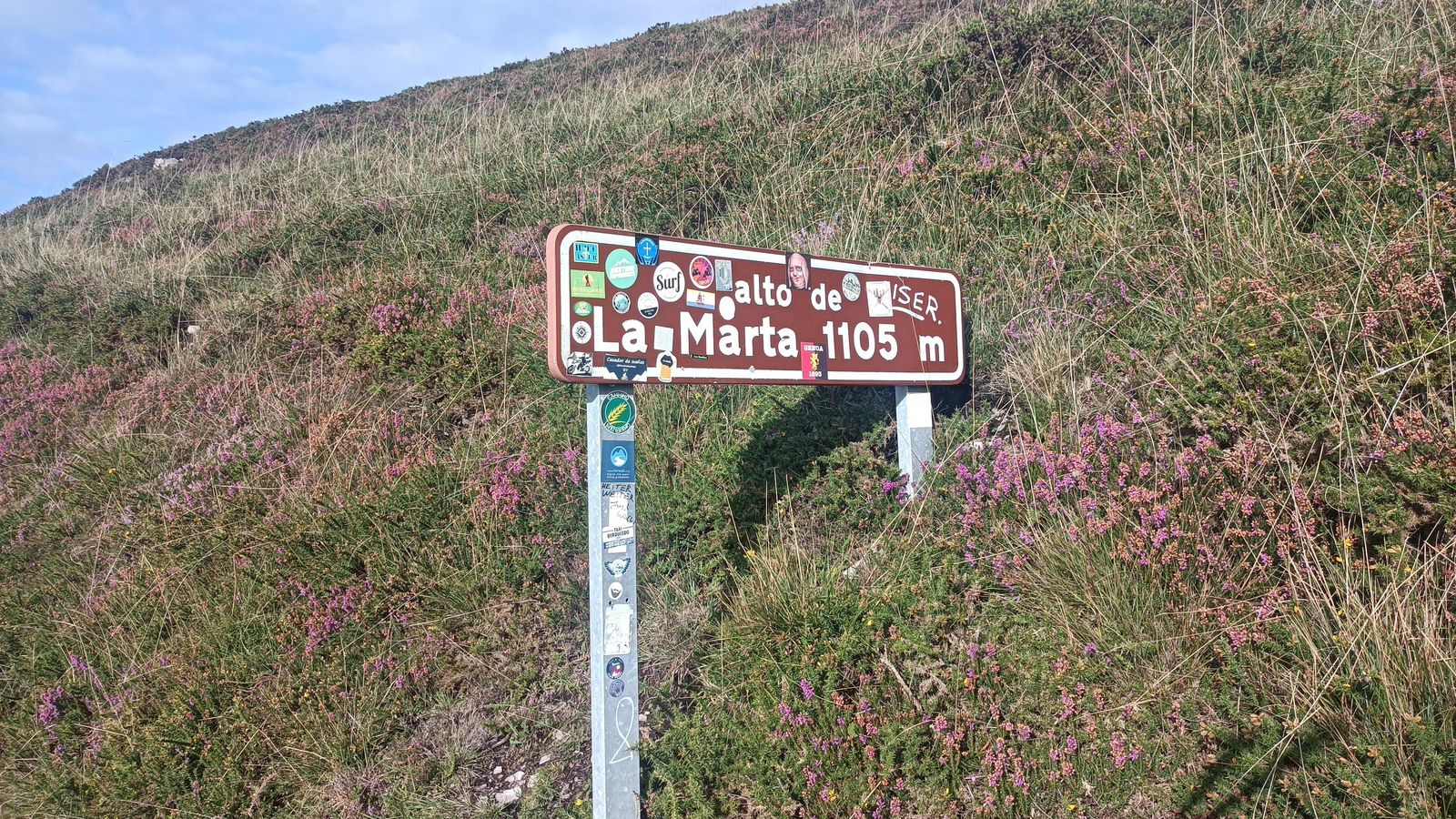 El cartel de la carretera que indica el Alto de La Marta.