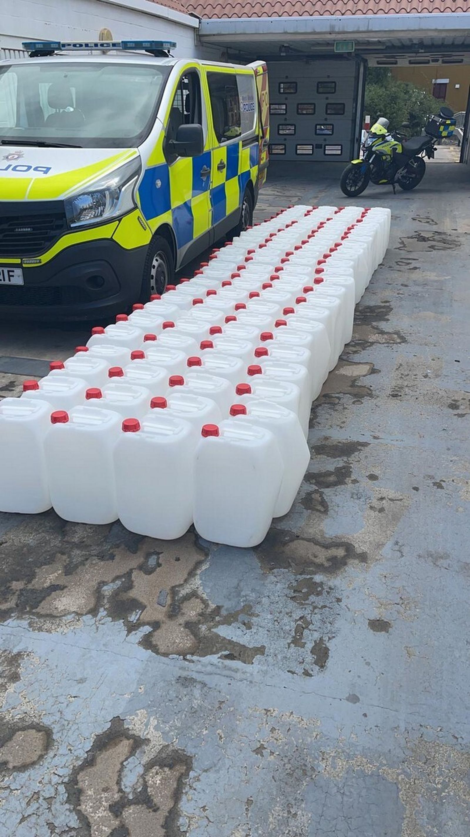 Los bidones de combustible incautados por la Royal Police.