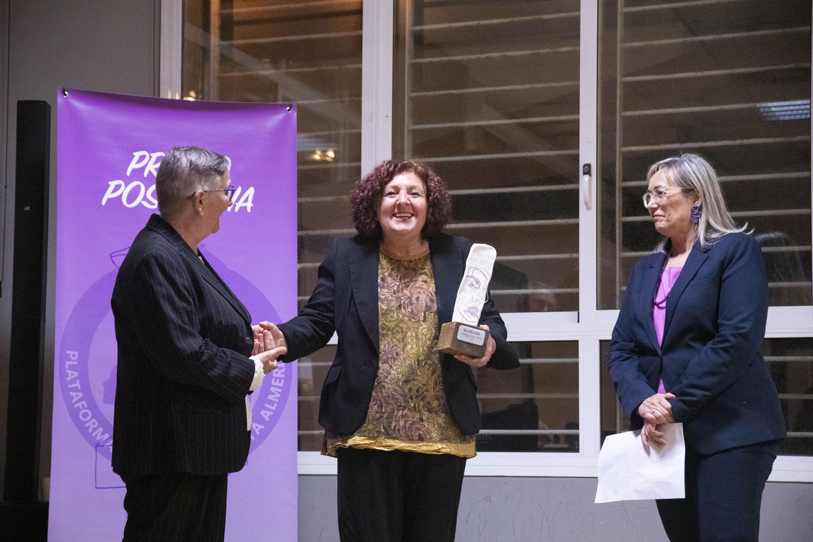 La Plataforma de Acción Feminista en Almería rinde homenaje a las mujeres de la Desbandá con su II Premio ‘Posidonia’ a Loli Sierra, vicepresidenta de la Asociación Memorialista de la Desbandá, en imágenes
