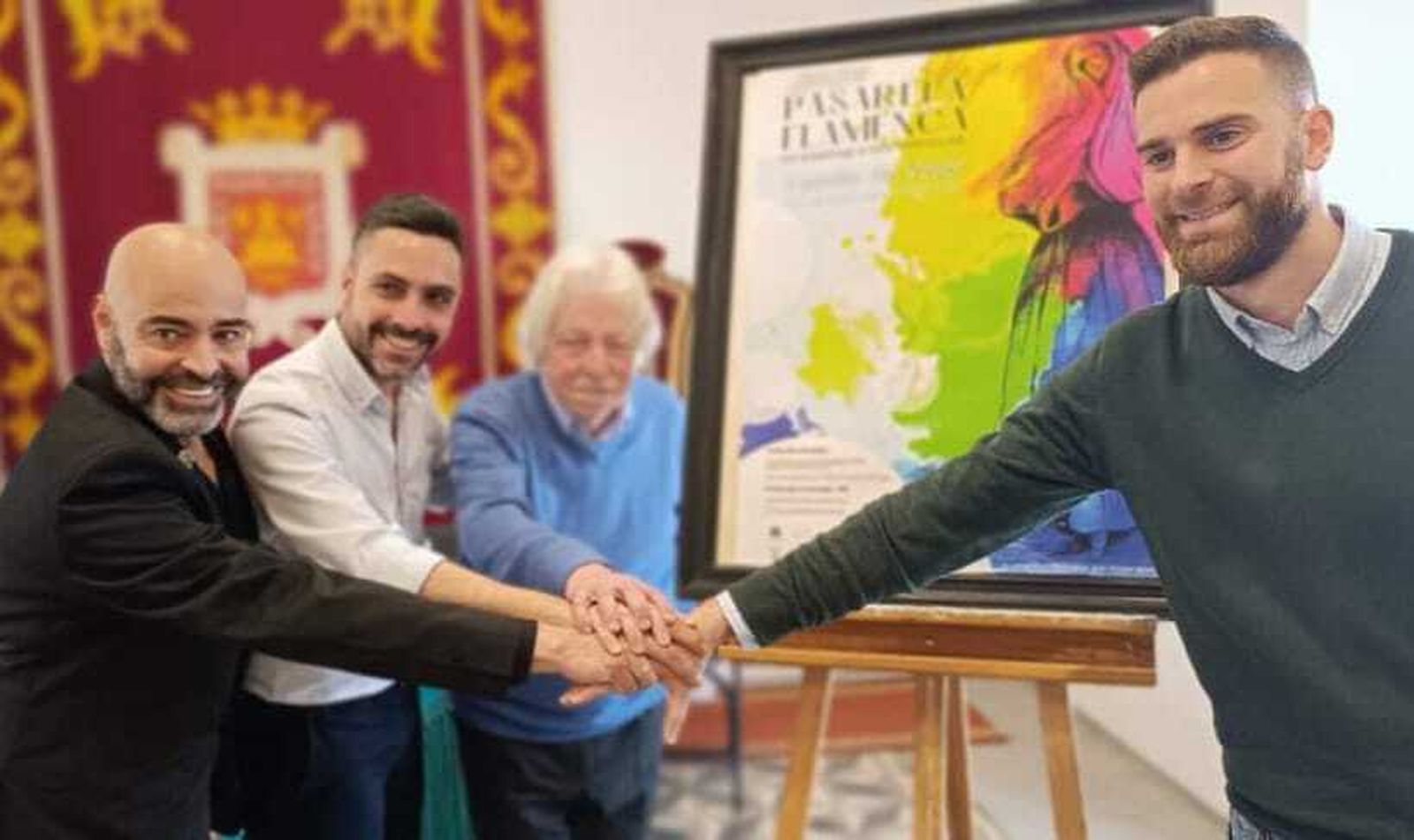 Los organizadores del evento junto al diseñador y el autor del cartel.