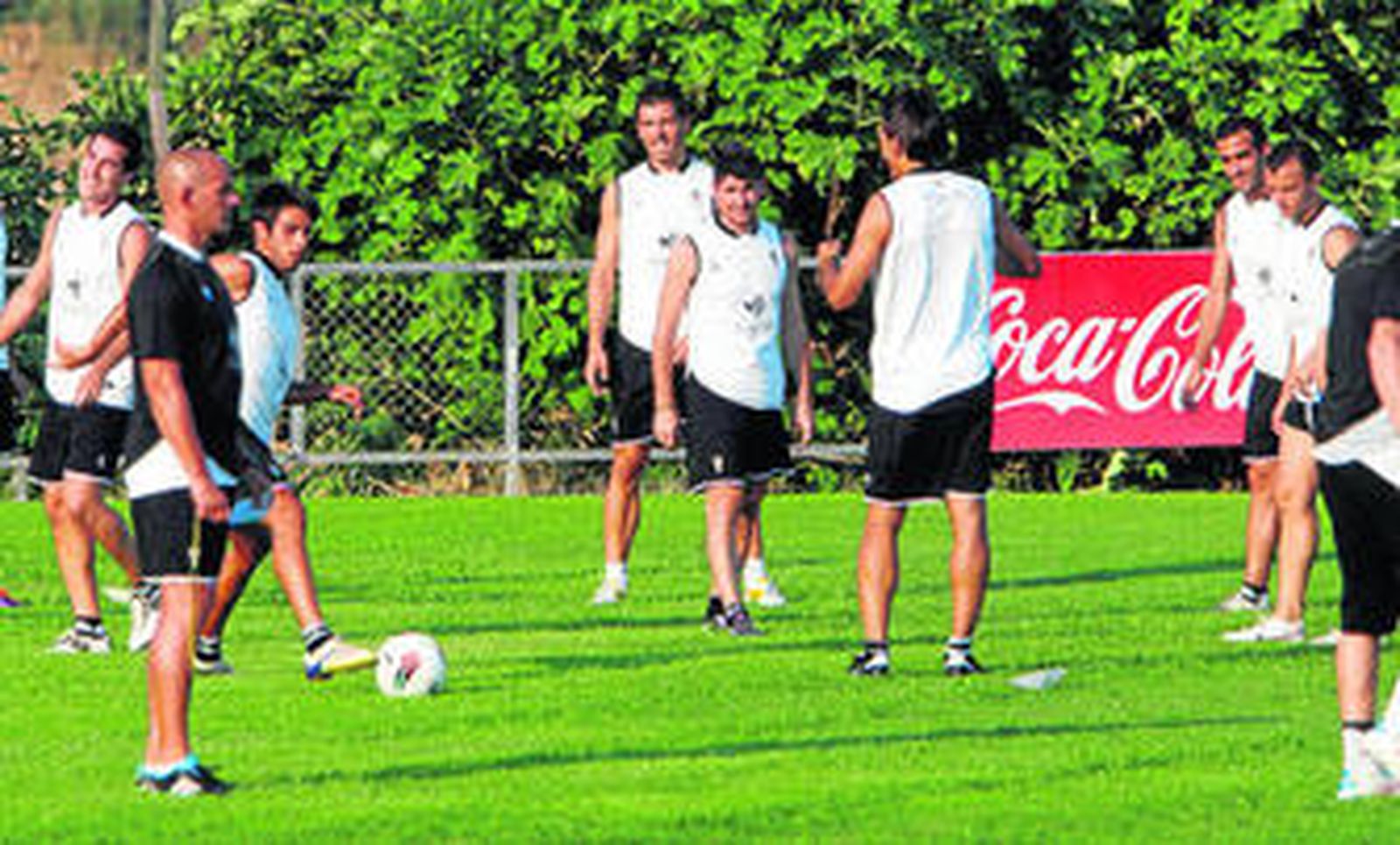 Paco dirige la sesión en la ciudad deportiva, con Pepe Díaz a la derecha.