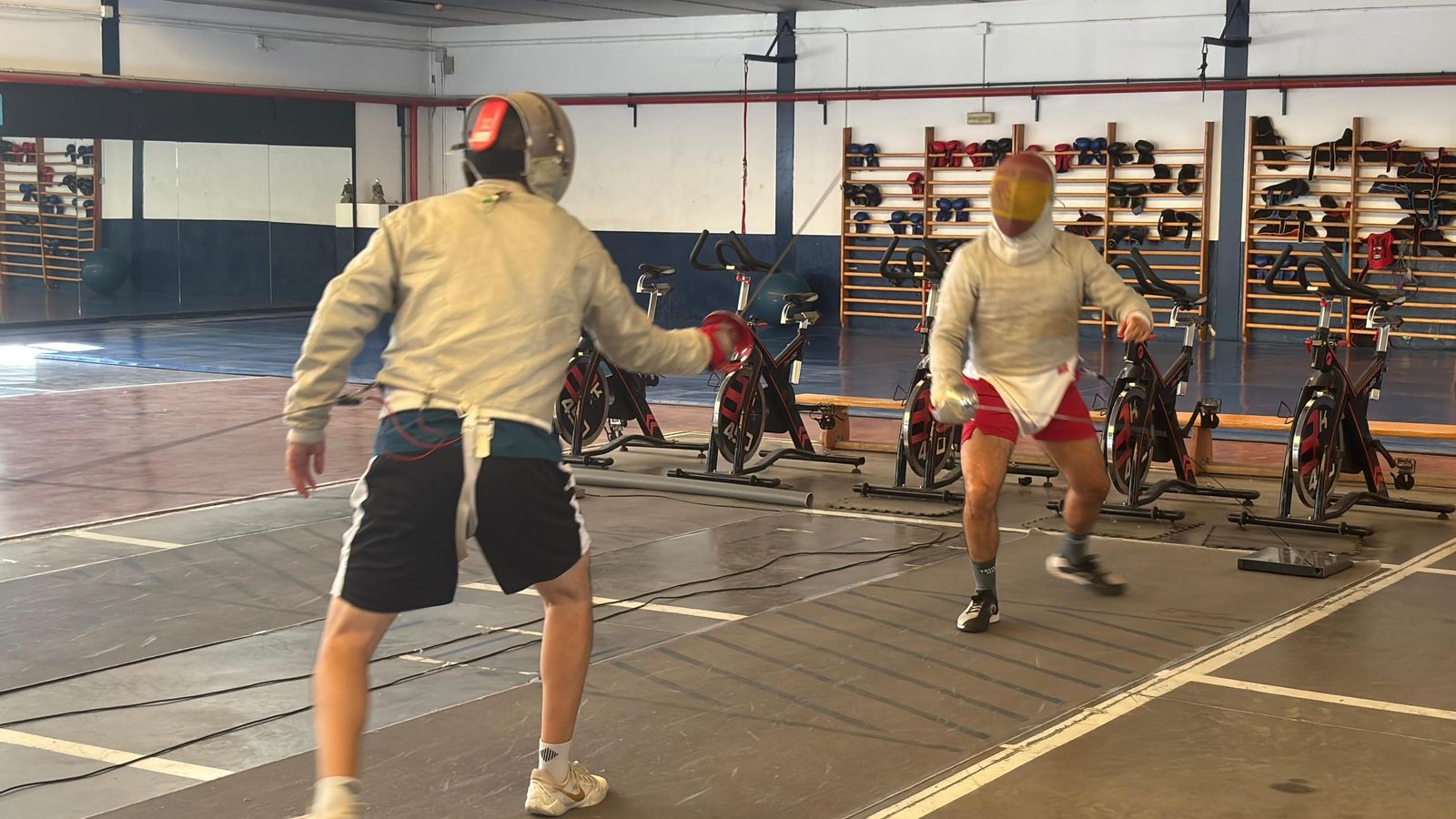 Leandro Vidales (izquierda) y Marco García combaten con el sable.