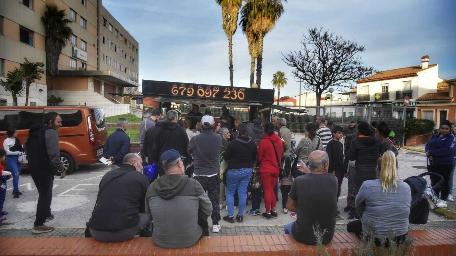 Varias personas espera la cena de Nochevieja.
