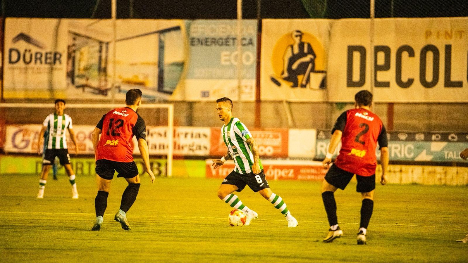 Adrián Ruiz conduce la pelota en uno de los amistosos disputados.